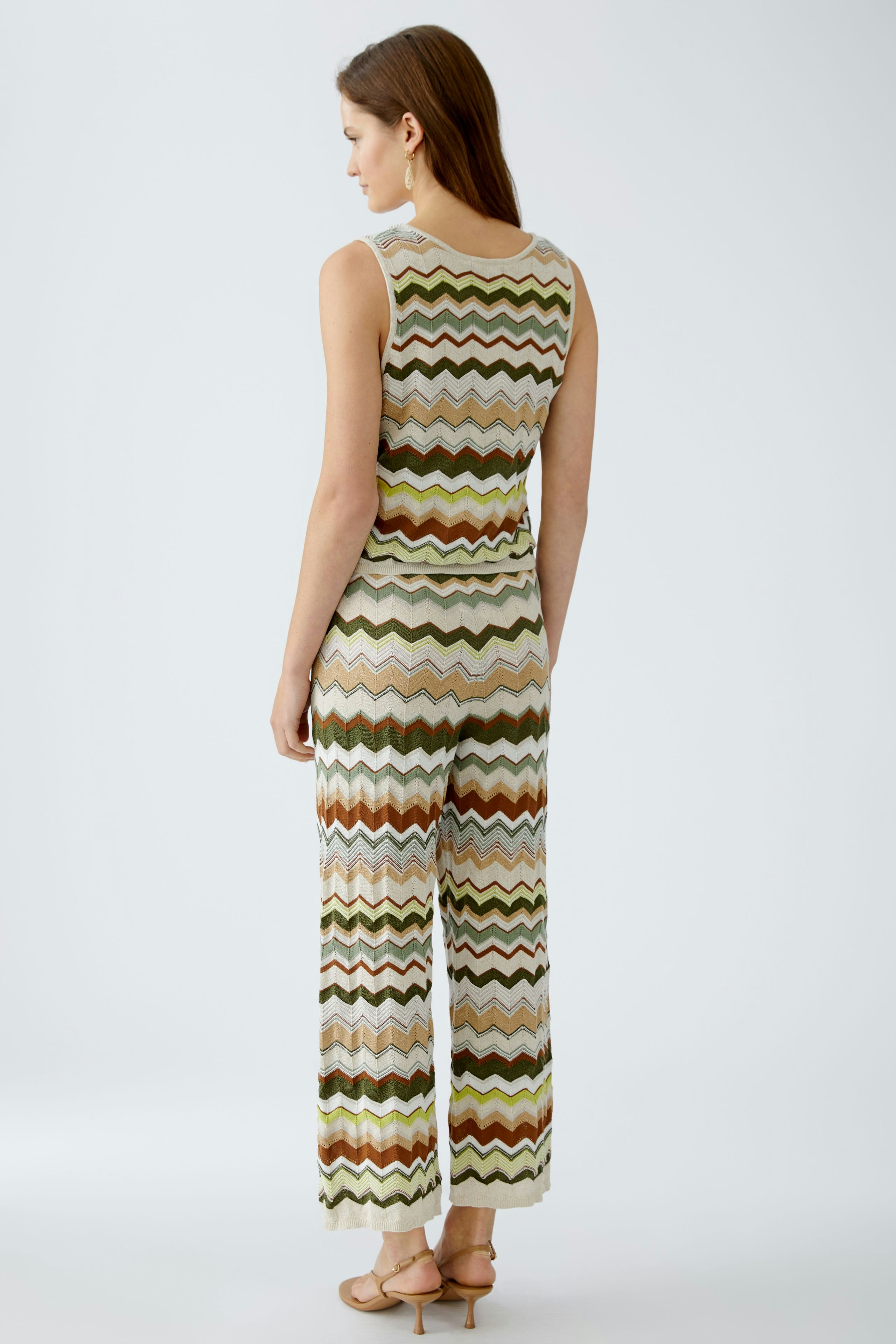 Elegantes Damen-Top: Frau in einem gestreiften, ärmellosen Oberteil mit lässigem Schnitt und modischem Design.