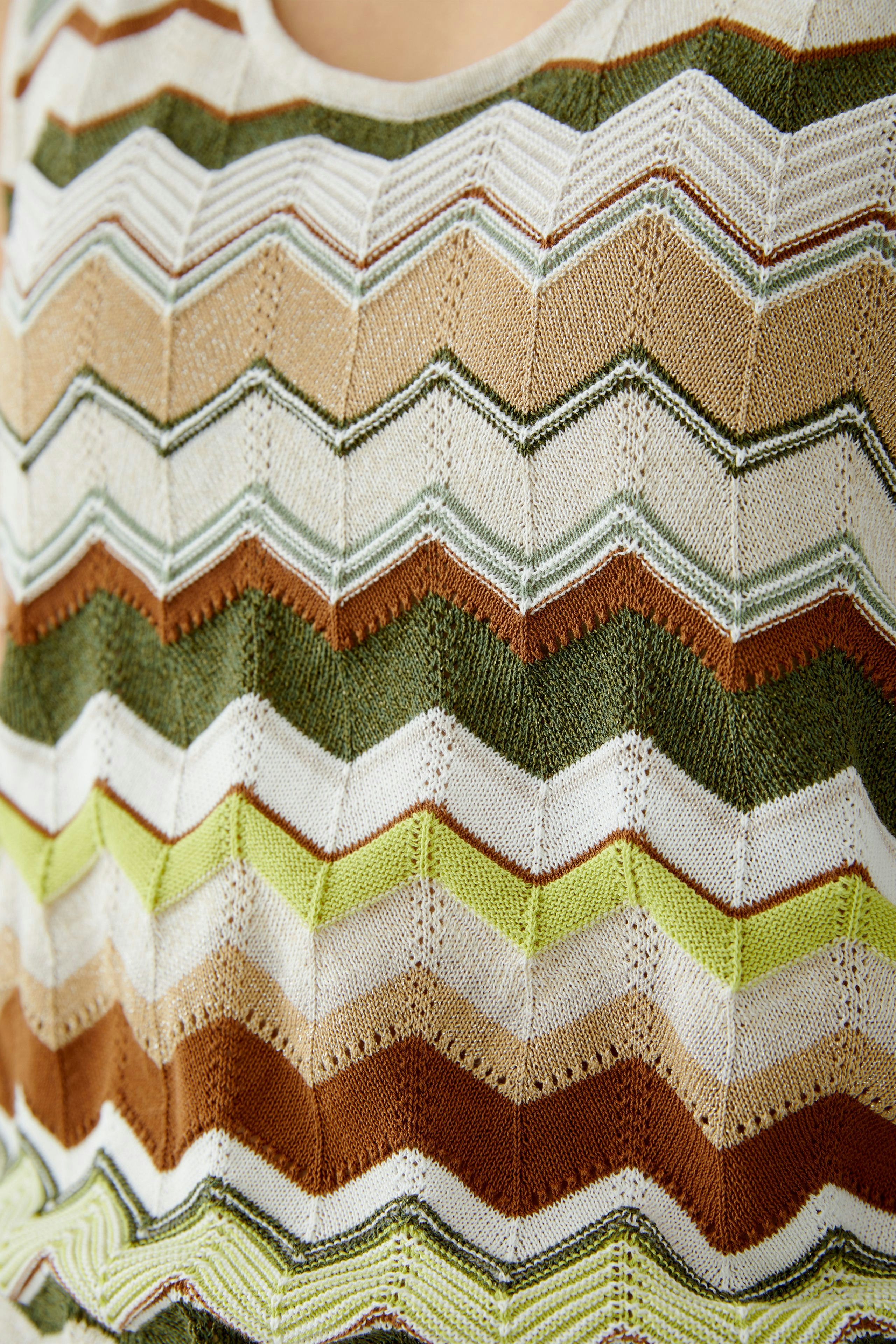 Beige Damen-Top mit Wellenmuster in Erdtönen, ideal für lässige Sommerlooks.