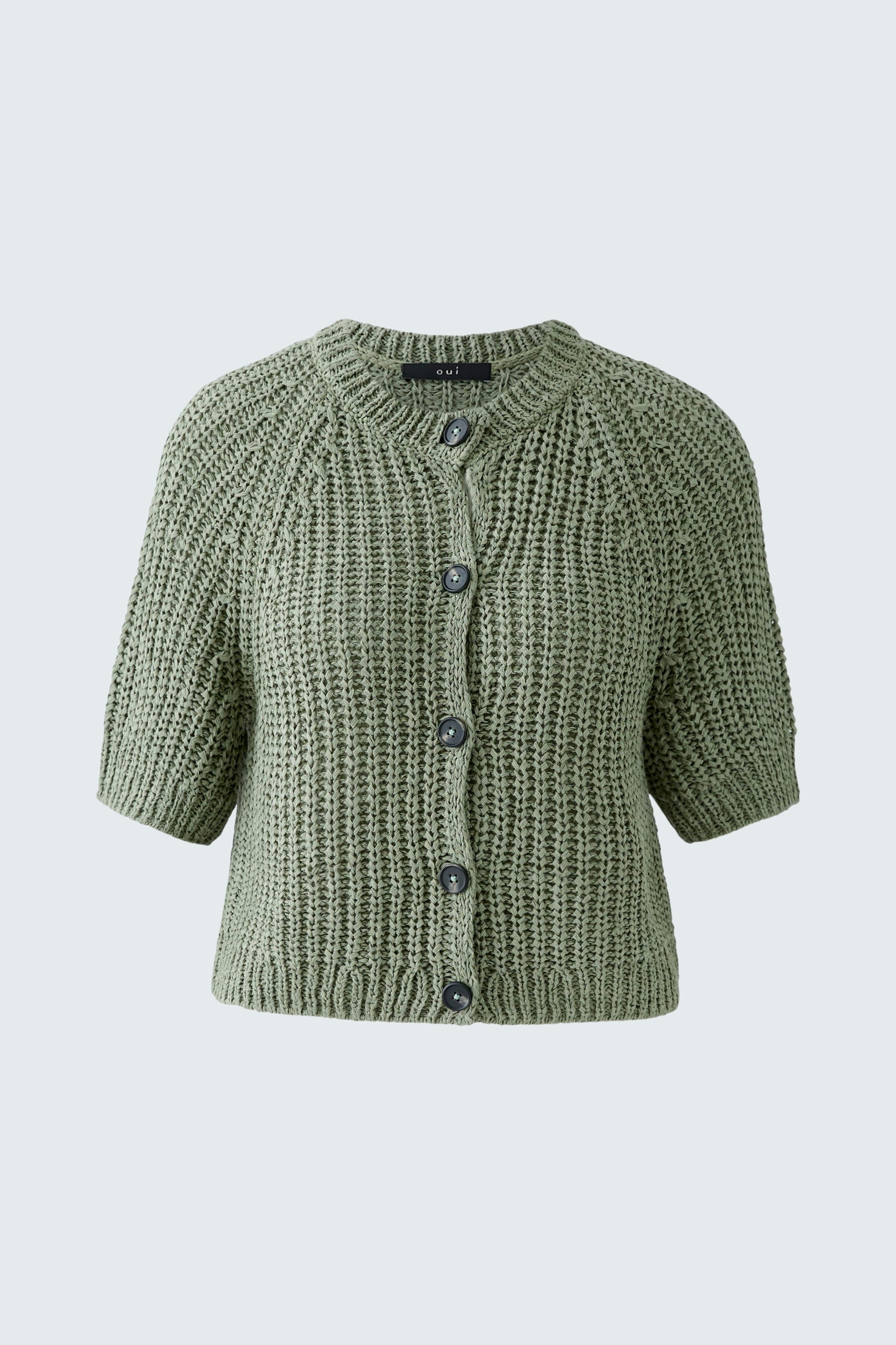 Bequeme Damen-Strickjacke in sanftem Olivgrün mit kurzen Ärmeln und Knopfleiste.