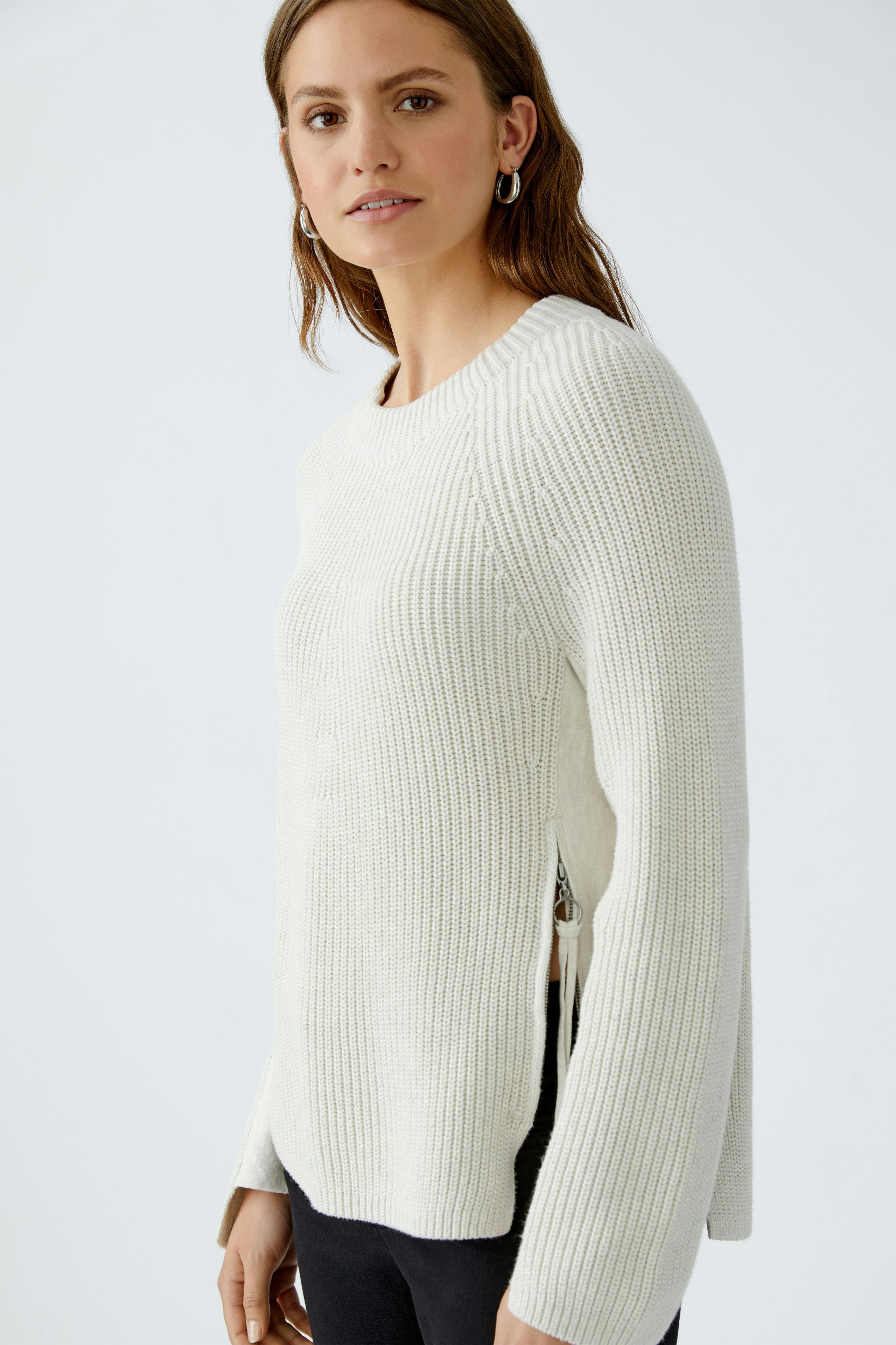 Eleganter Damen-Pullover in hellem Beige mit seitlichem Reißverschluss, lässig und modern.