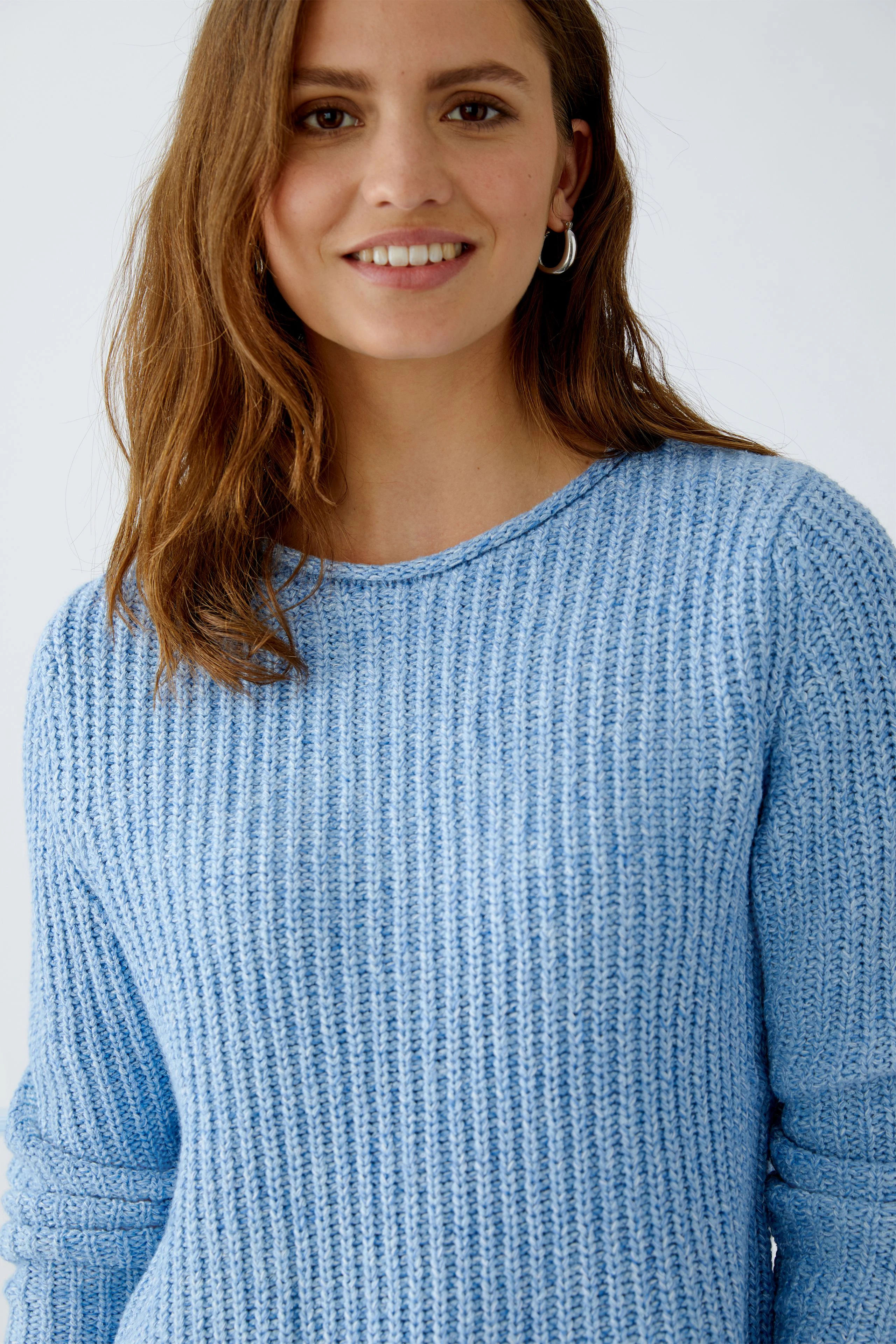 Stylish women's pullover in light blue with a ribbed texture, perfect for casual outfits.