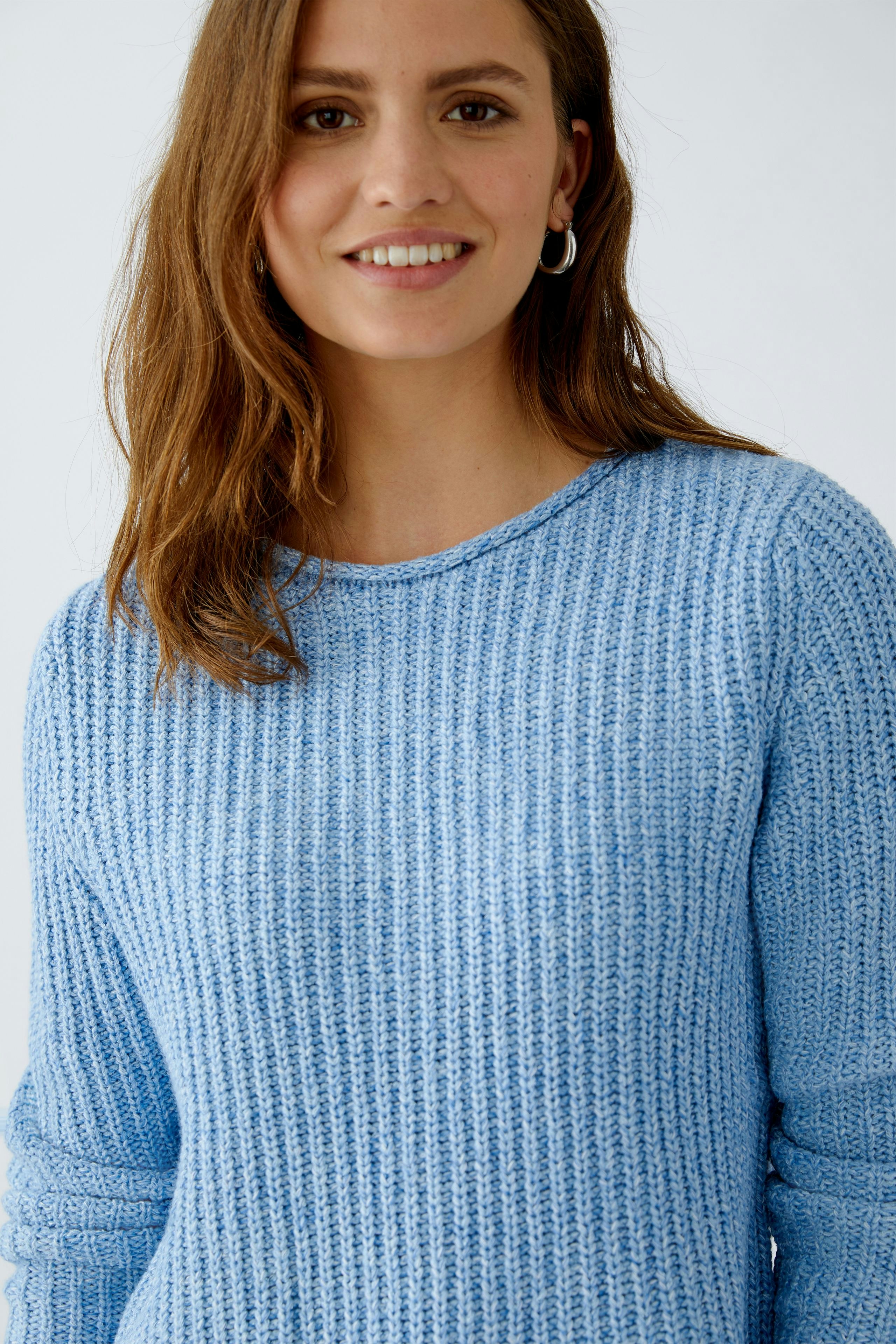Stylish women's pullover in light blue with a ribbed texture, perfect for casual outfits.