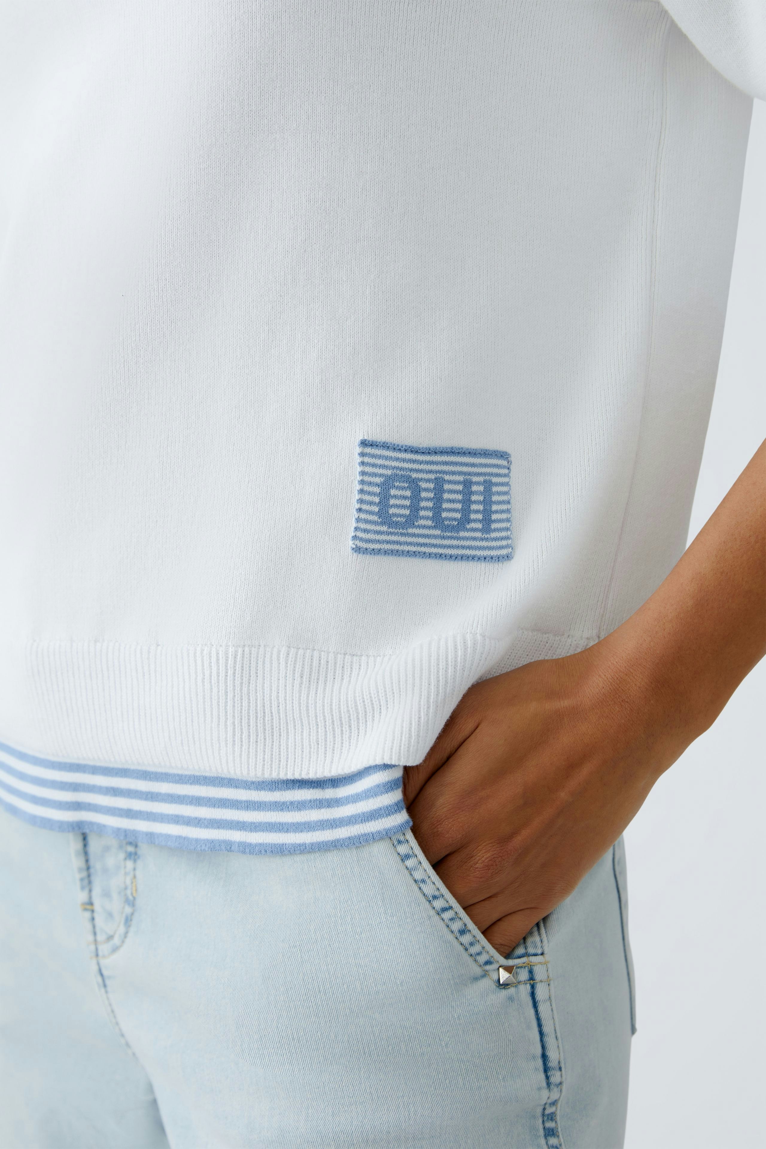 Stylish women's pullover in white with blue stripes, perfect for casual outfits.