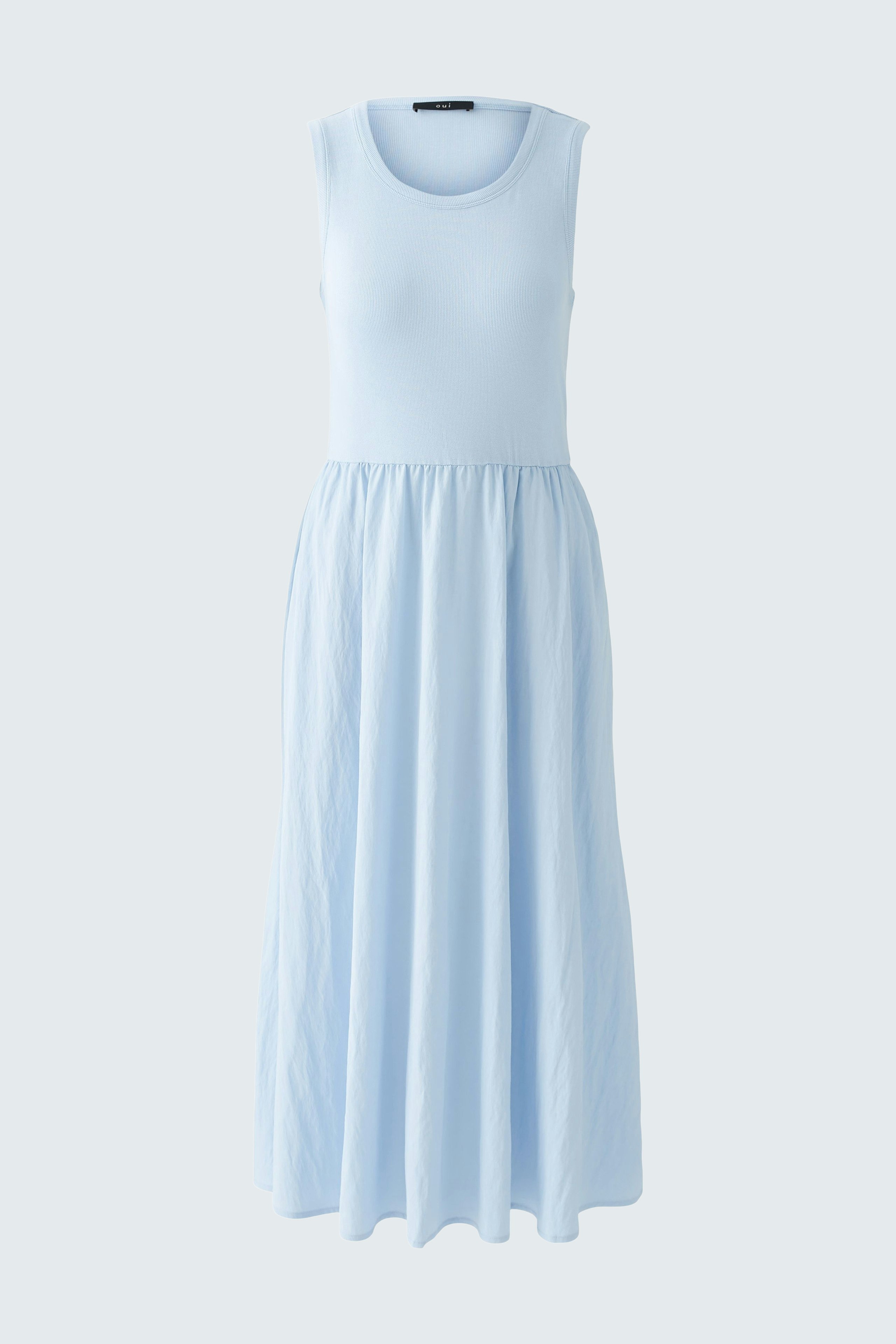 Luftiges Damen-Kleid in Hellblau mit ärmellosem Oberteil und fließendem Rock.