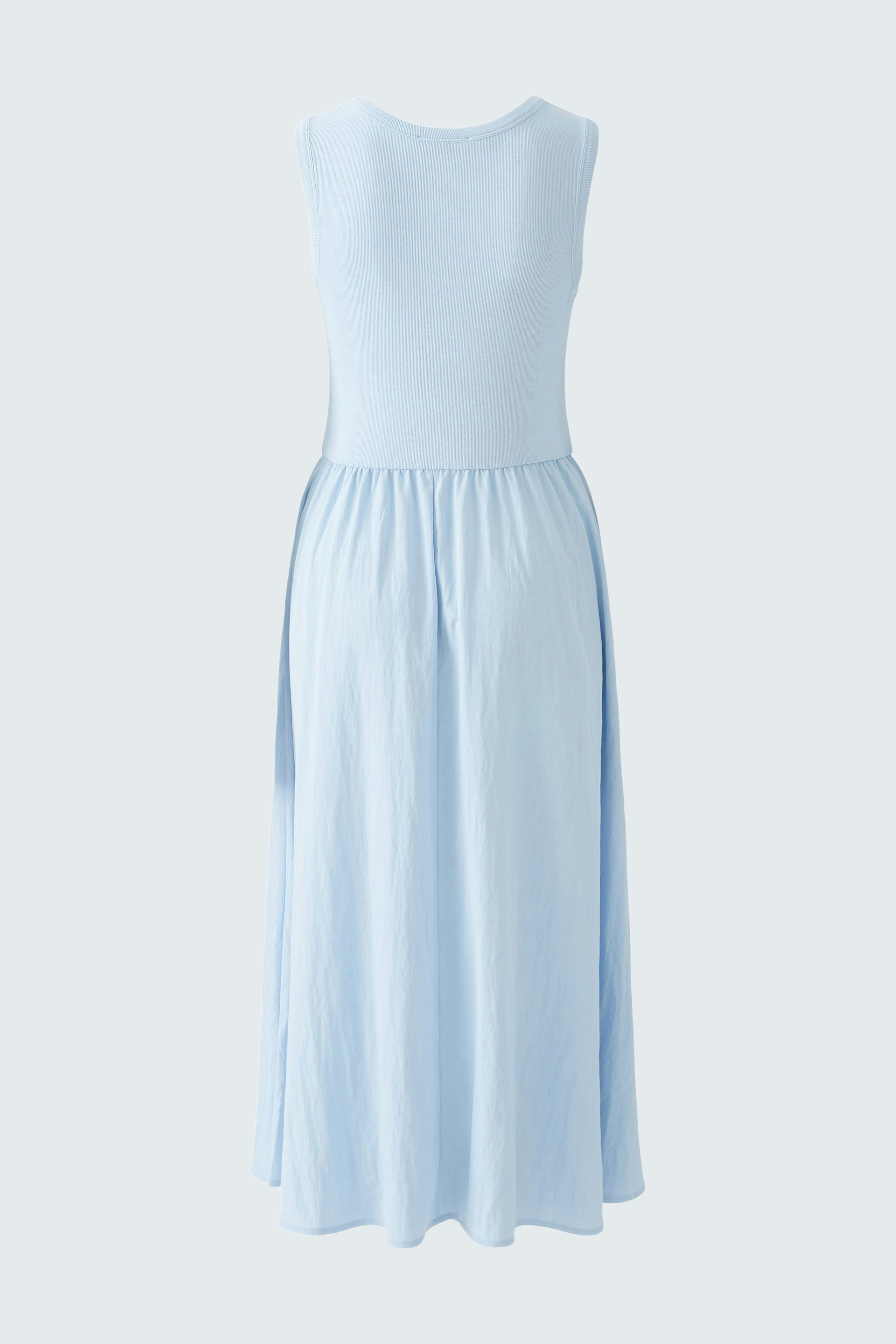 Luftiges Damen-Kleid in Hellblau mit ärmellosem Design und fließendem Rock.