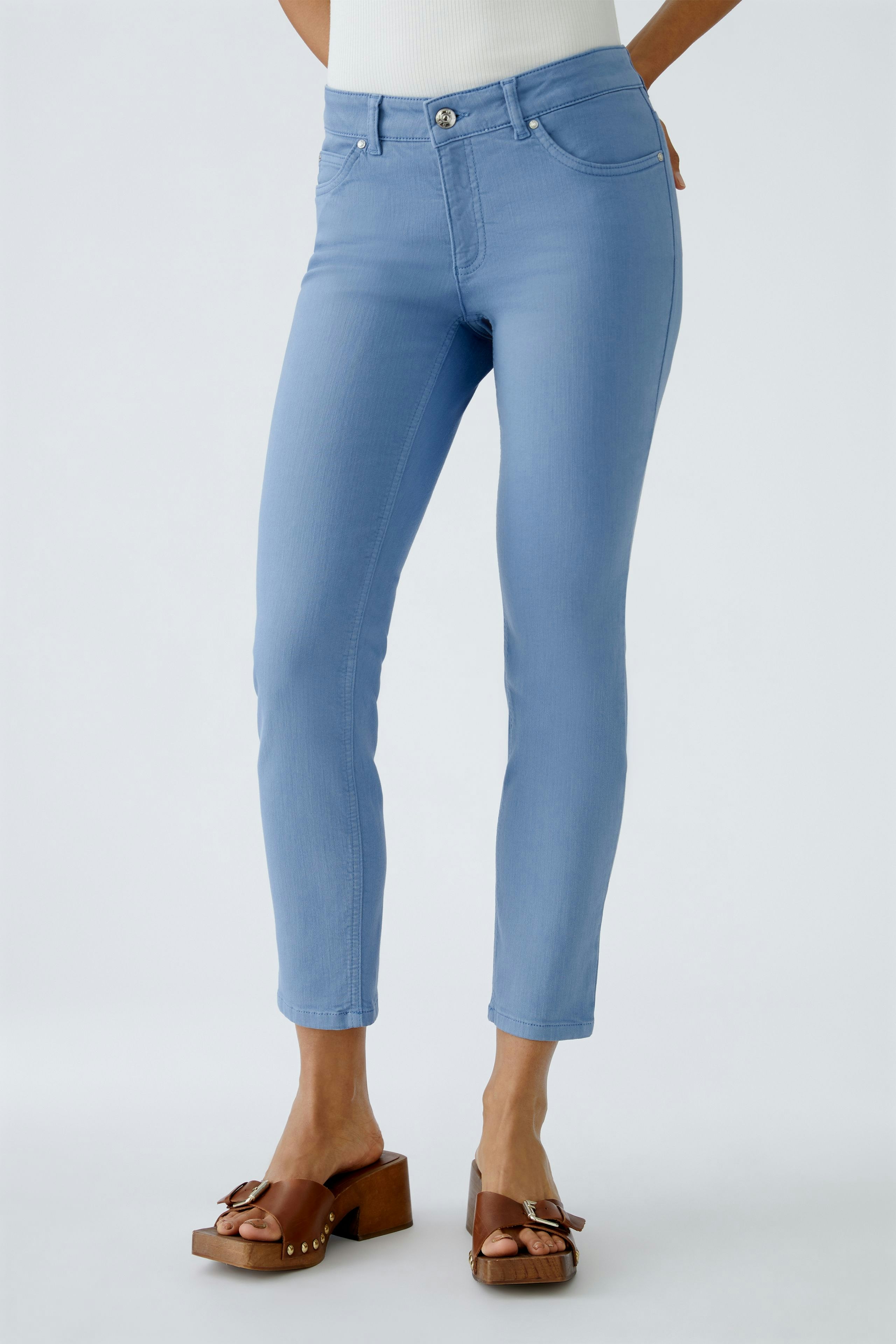Stylish women's jeggings in light blue, featuring a slim fit and comfortable design.