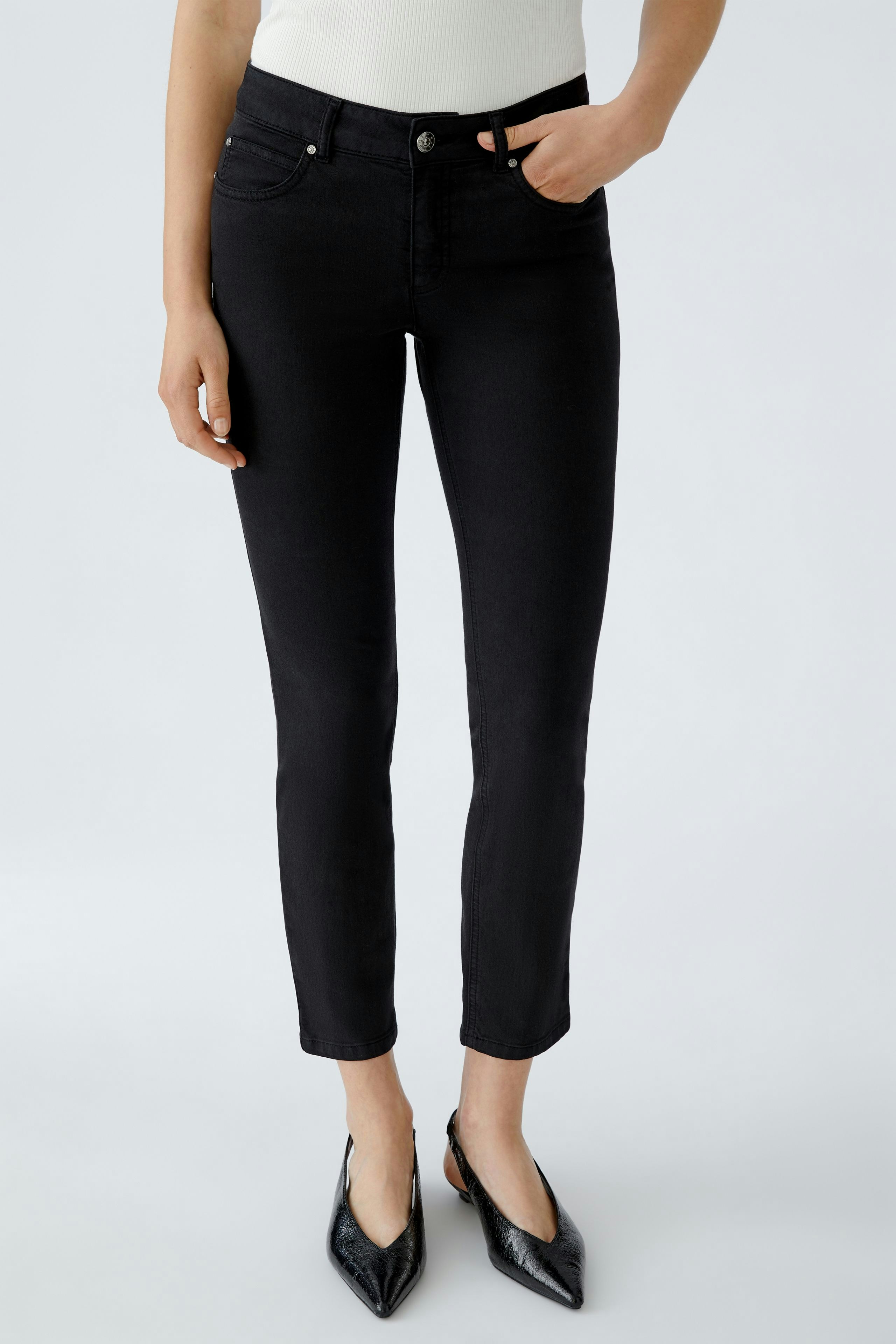 Stylish women's jeggings in black, offering a sleek fit and modern look for any occasion.