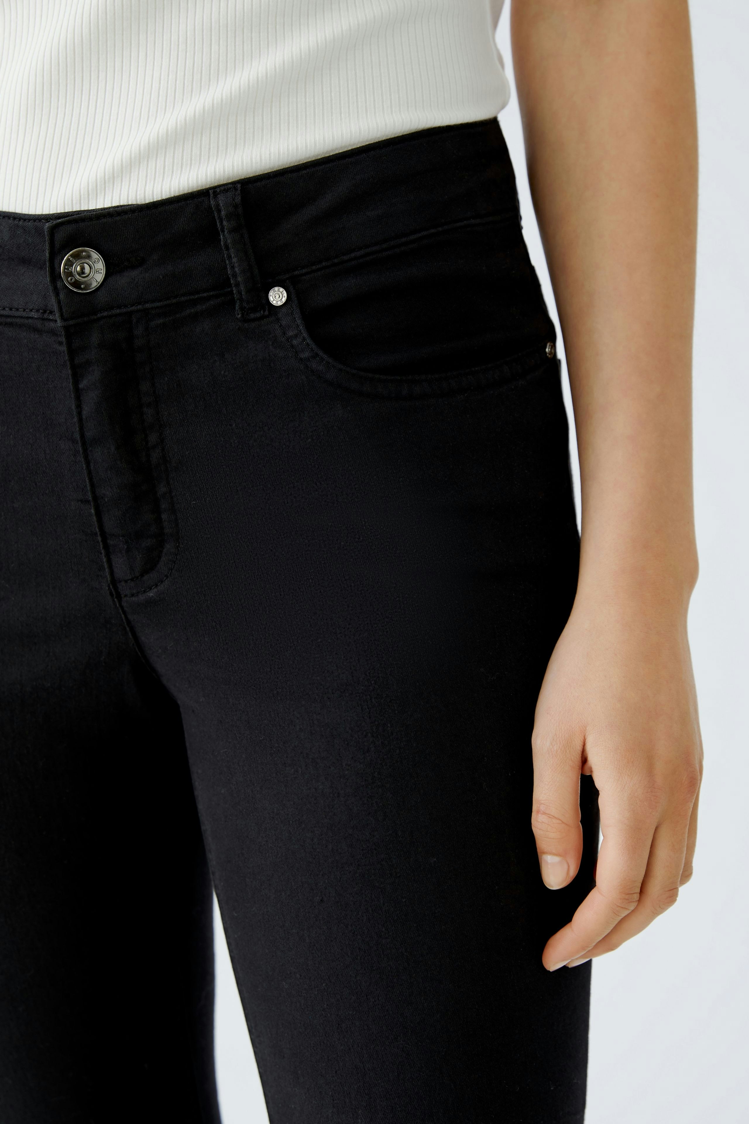 Stylish women's jeggings in black, featuring a comfortable fit and classic design.