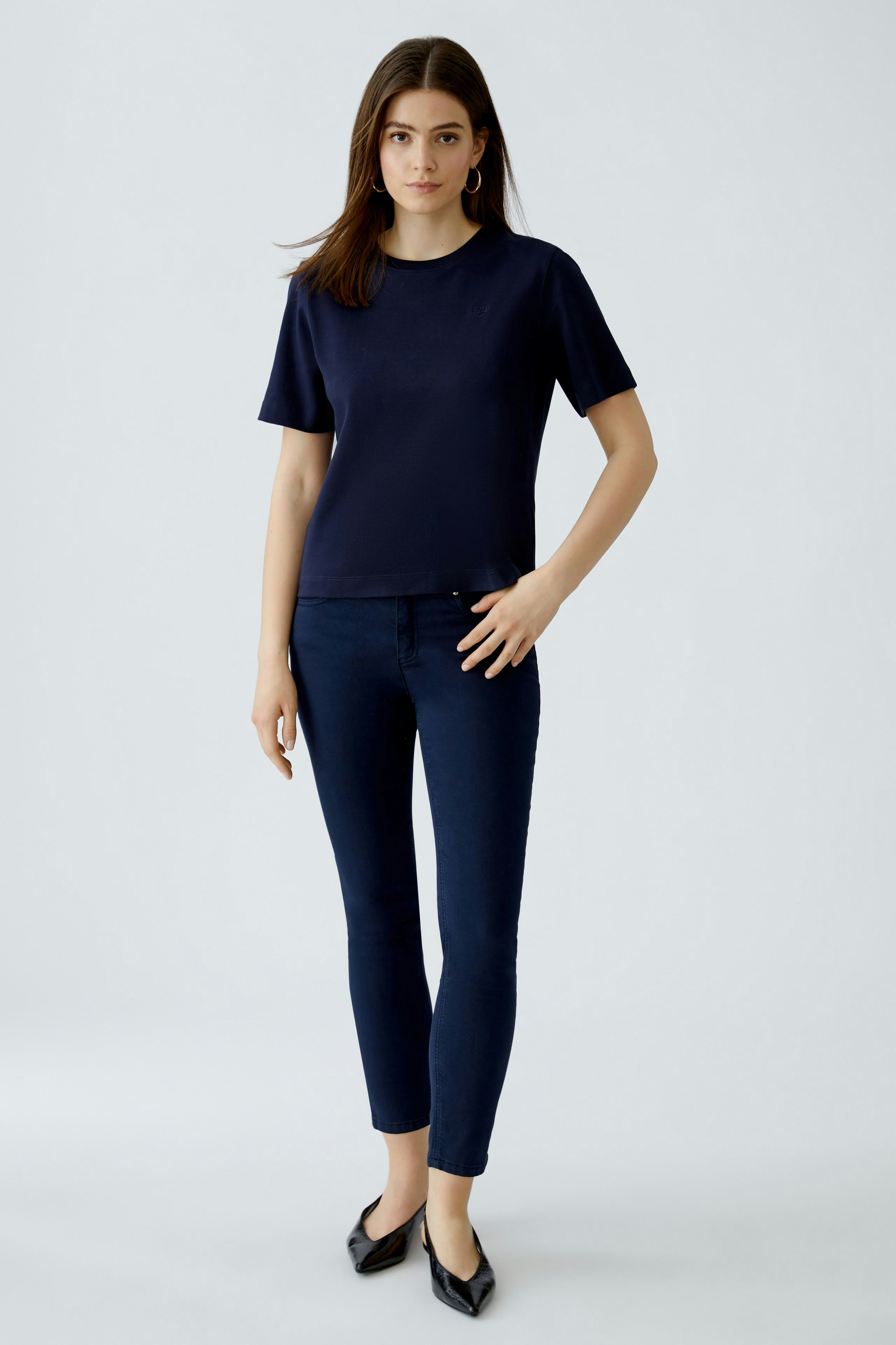 Damen-T-Shirt in Dunkelblau: Frau trägt ein schlichtes, bequemes T-Shirt mit kurzen Ärmeln.