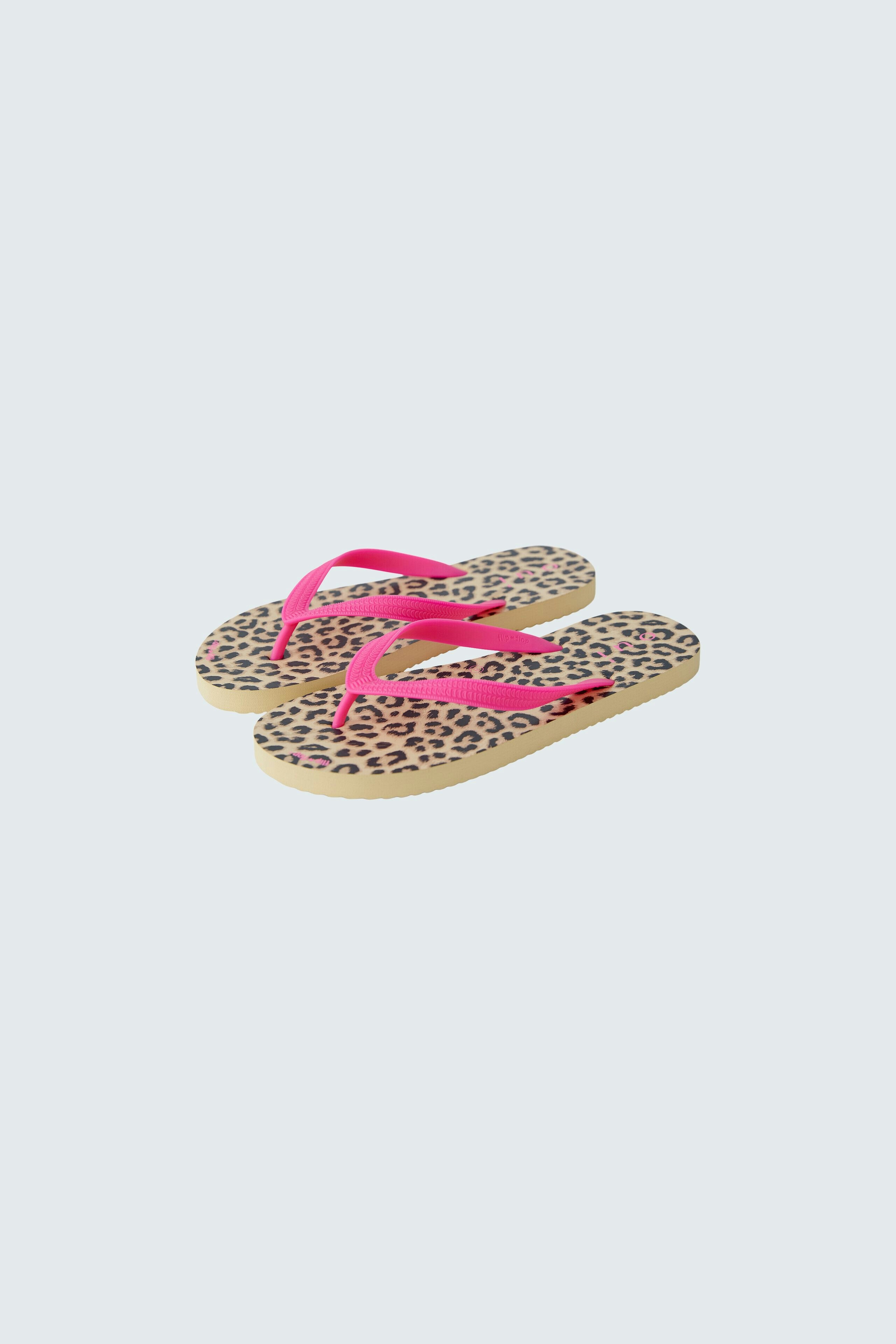 Bequeme Damen-Flip Flops mit Leopardenmuster und pinken Riemen für einen lässigen Look.
