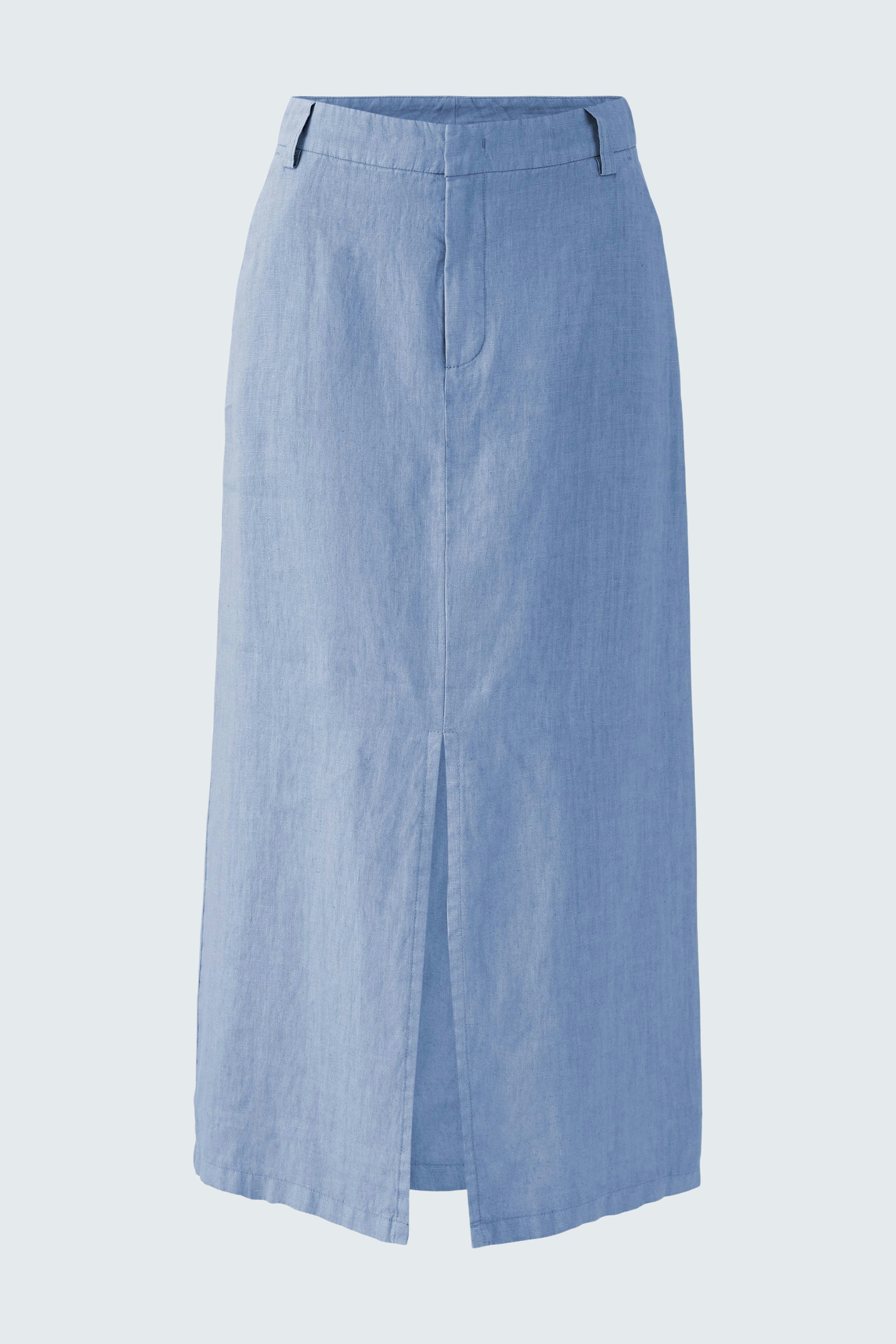 Casual midirock: A woman in a light blue midiskirt with a front slit, perfect for warm days.