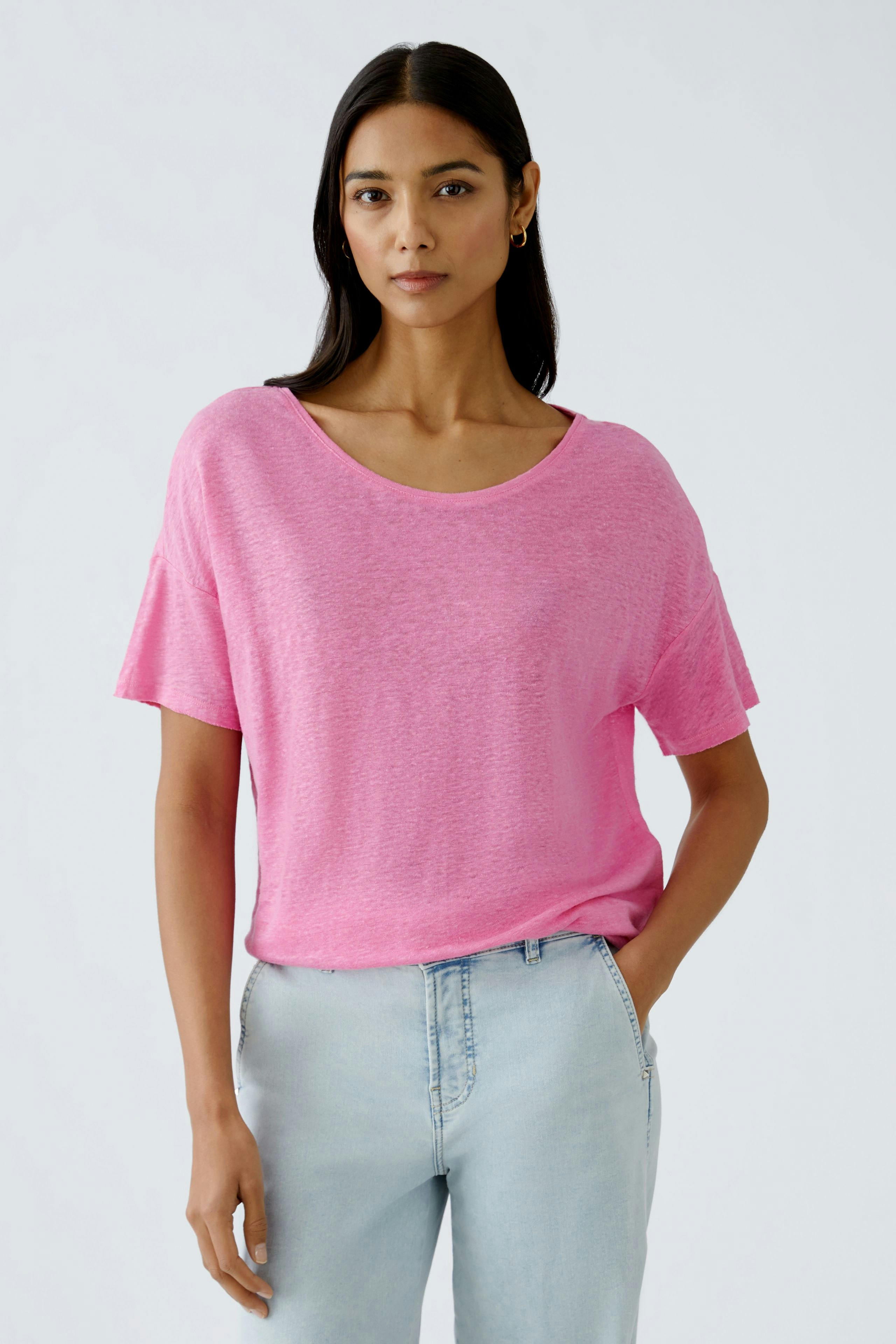 Leichtes Damen-T-Shirt in Pink: Frau trägt lässiges, lockeres Shirt mit Rundhalsausschnitt.