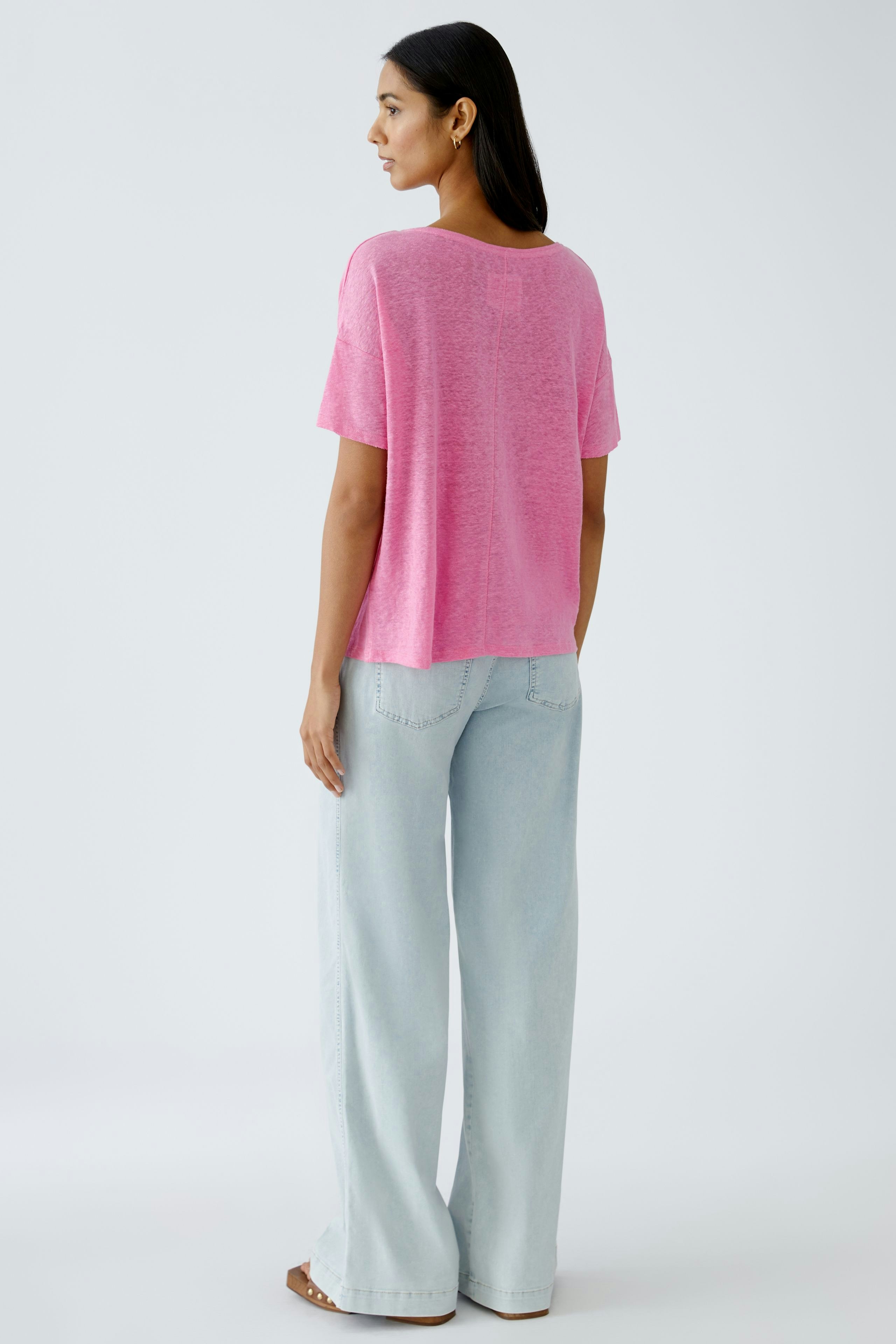 Leichtes Damen-T-Shirt in Pink: Frau trägt lässiges Shirt mit kurzen Ärmeln und weitem Schnitt.