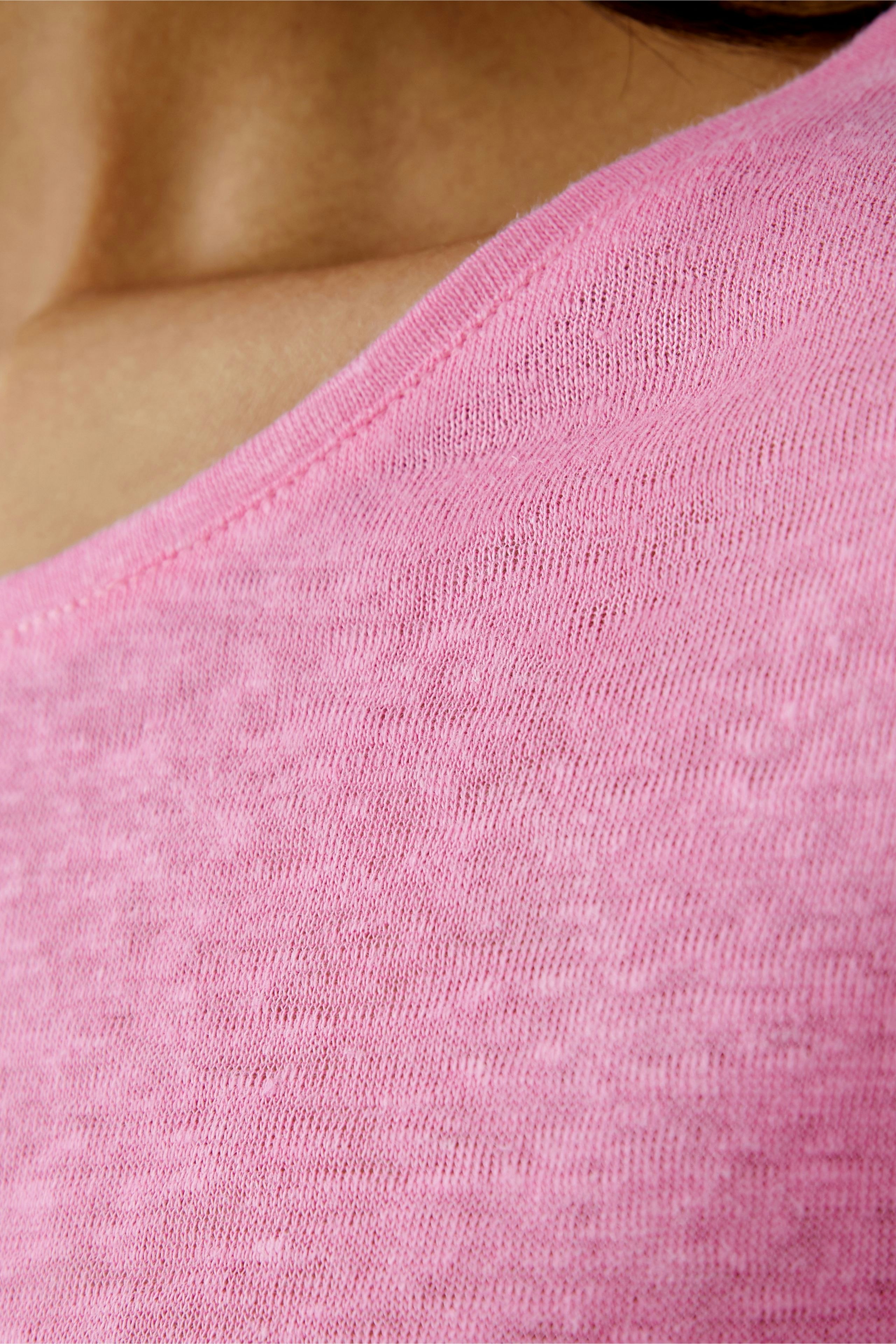 Damen-T-Shirt in zartem Rosa mit V-Ausschnitt, ideal für lässige Outfits.