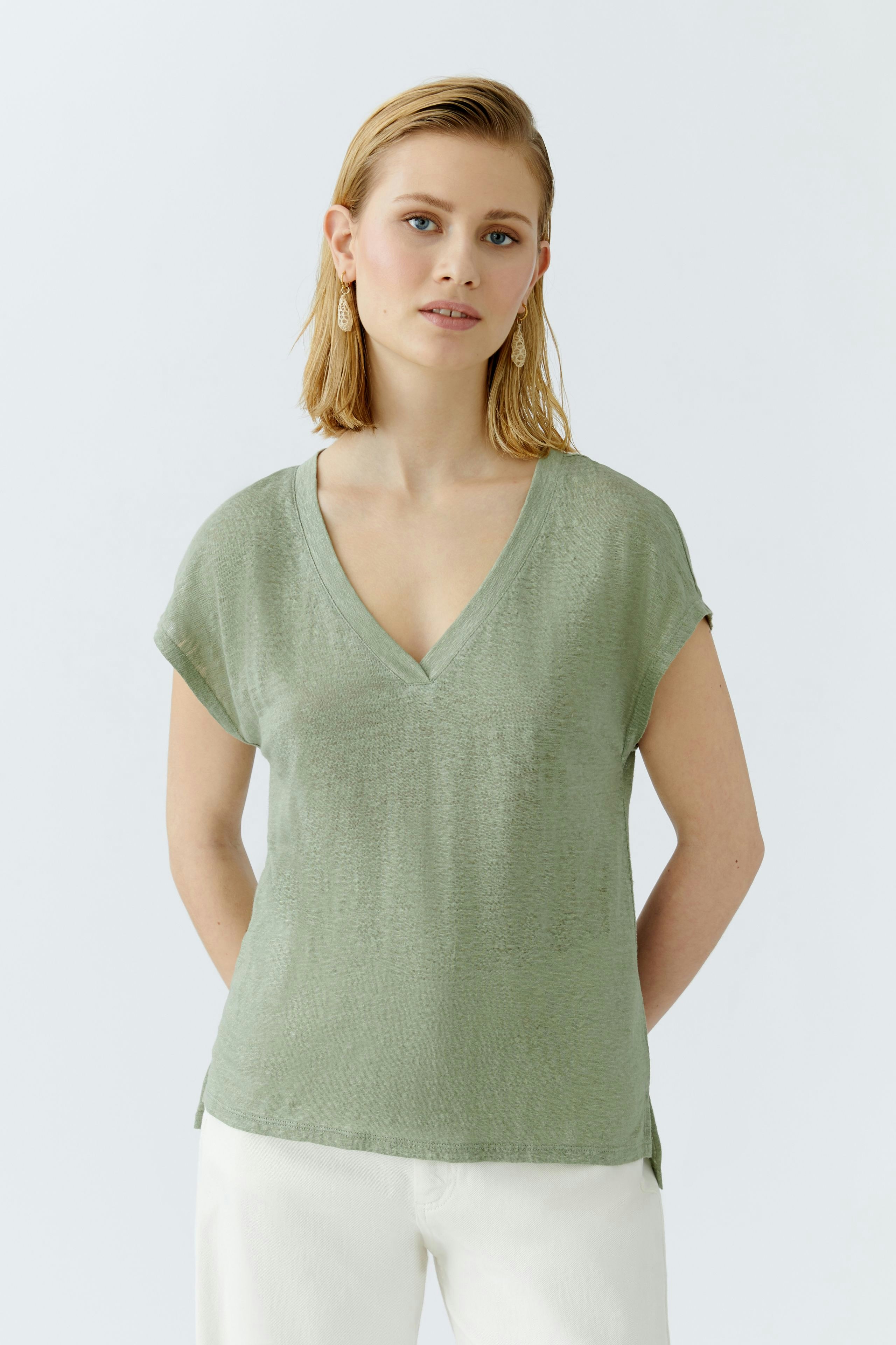 Leichtes Damen-T-Shirt in sanftem Grün, mit V-Ausschnitt und lässigem Schnitt, ideal für den Alltag.