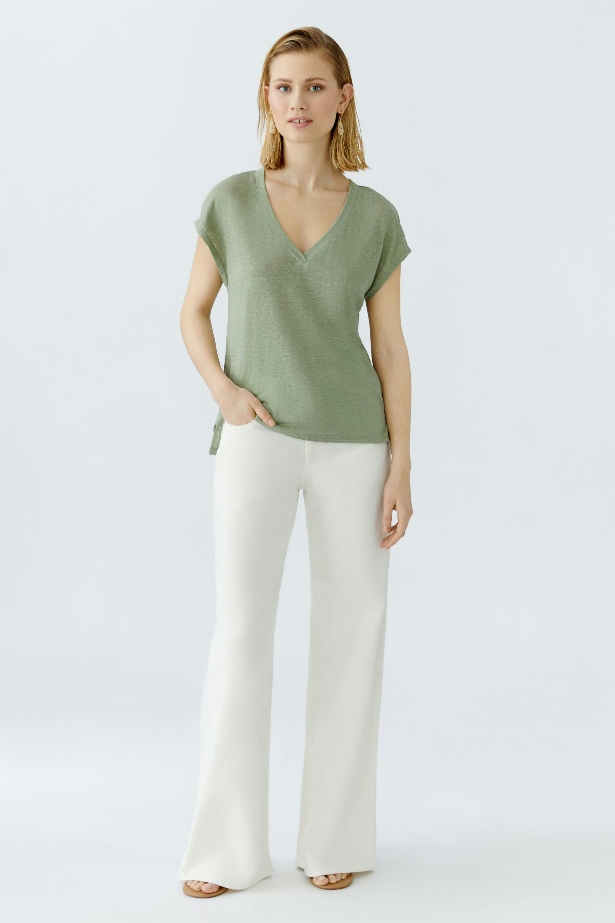 Leichtes Damen-T-Shirt in sanftem Grün, mit V-Ausschnitt und lässigem Schnitt.
