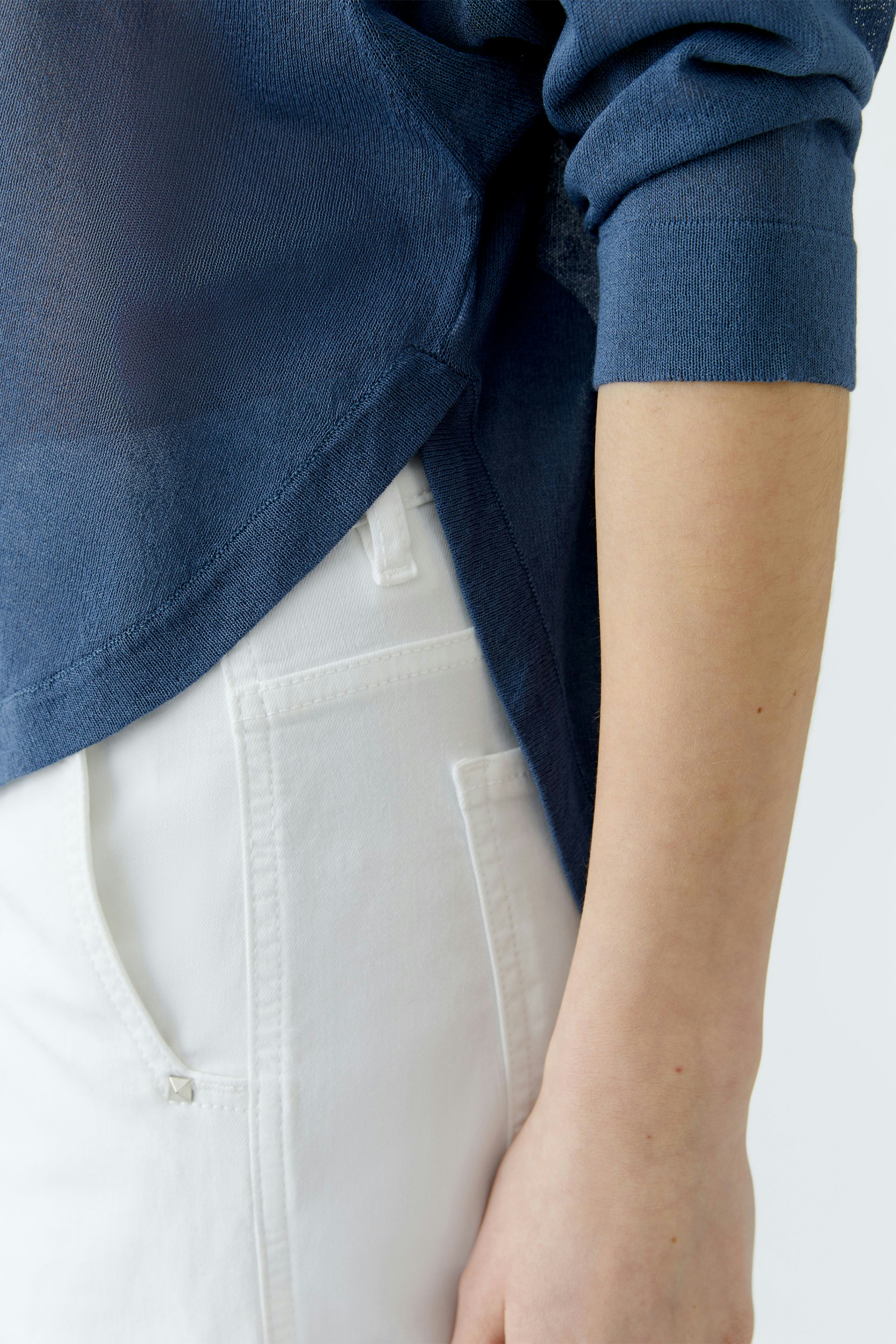 Damen-Pullover in Blau: Detailaufnahme eines lässigen Pullovers mit weitem Schnitt und langen Ärmeln.