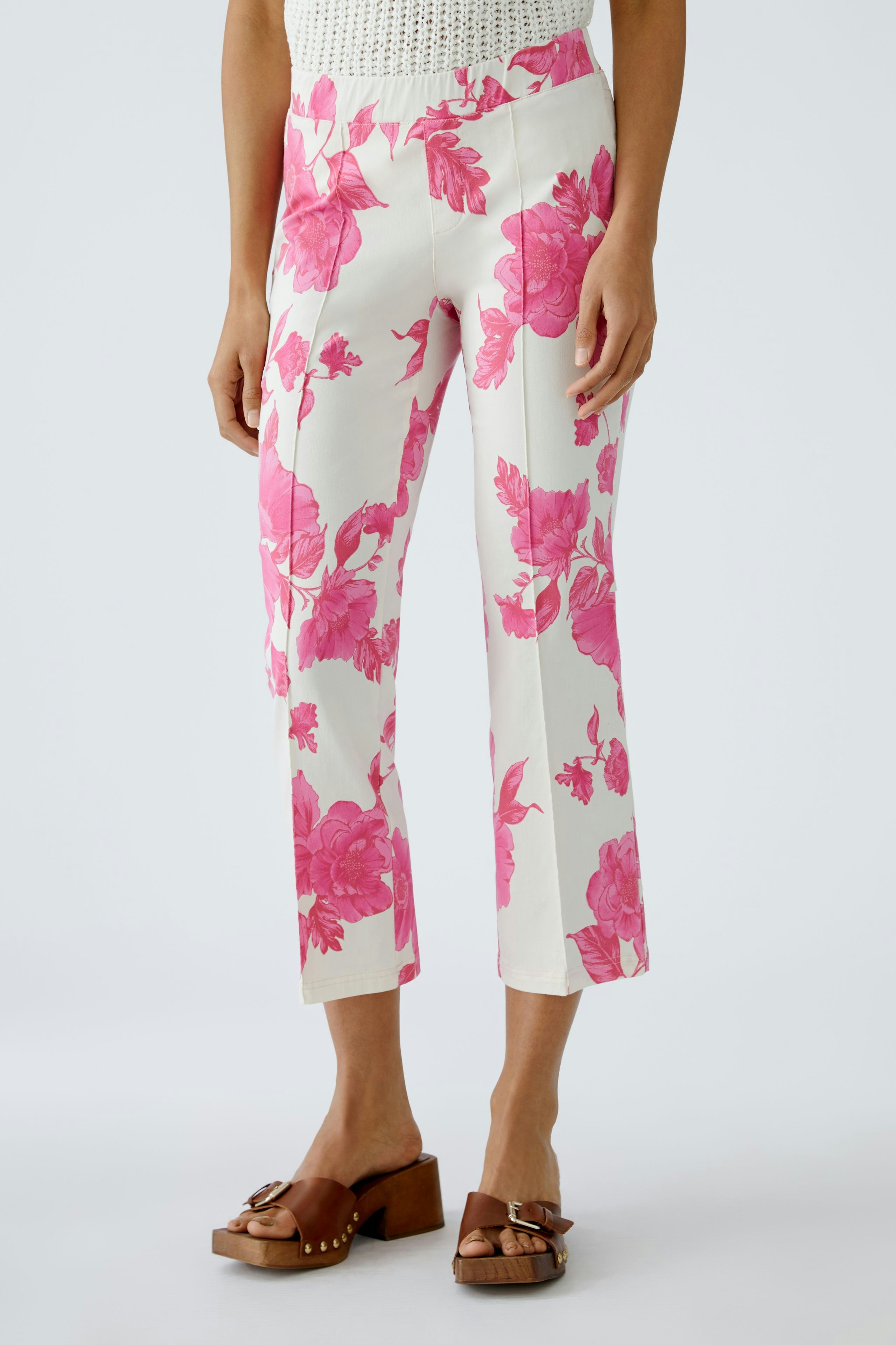Elegante Damen-Hose mit buntem Blumenmuster, perfekt für einen frischen, sommerlichen Look.
