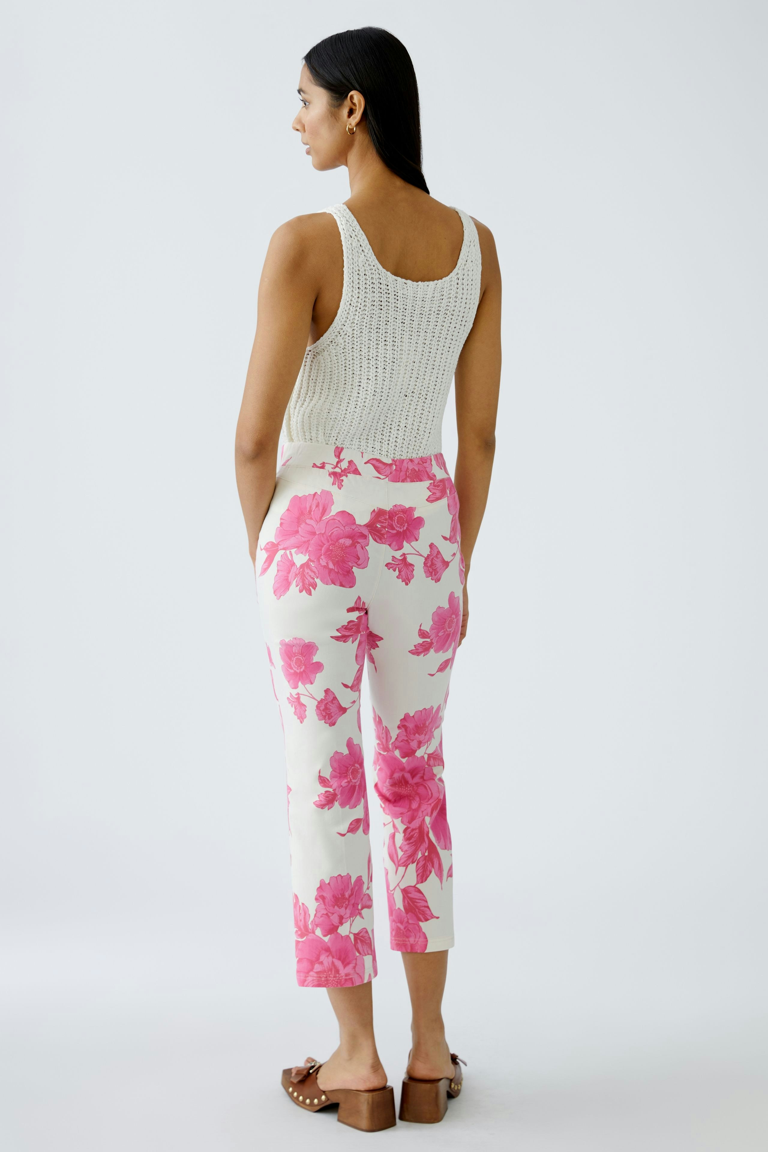Hübsche Damen-Hose mit floralen Mustern in Pink und Weiß, ideal für einen frischen Look.
