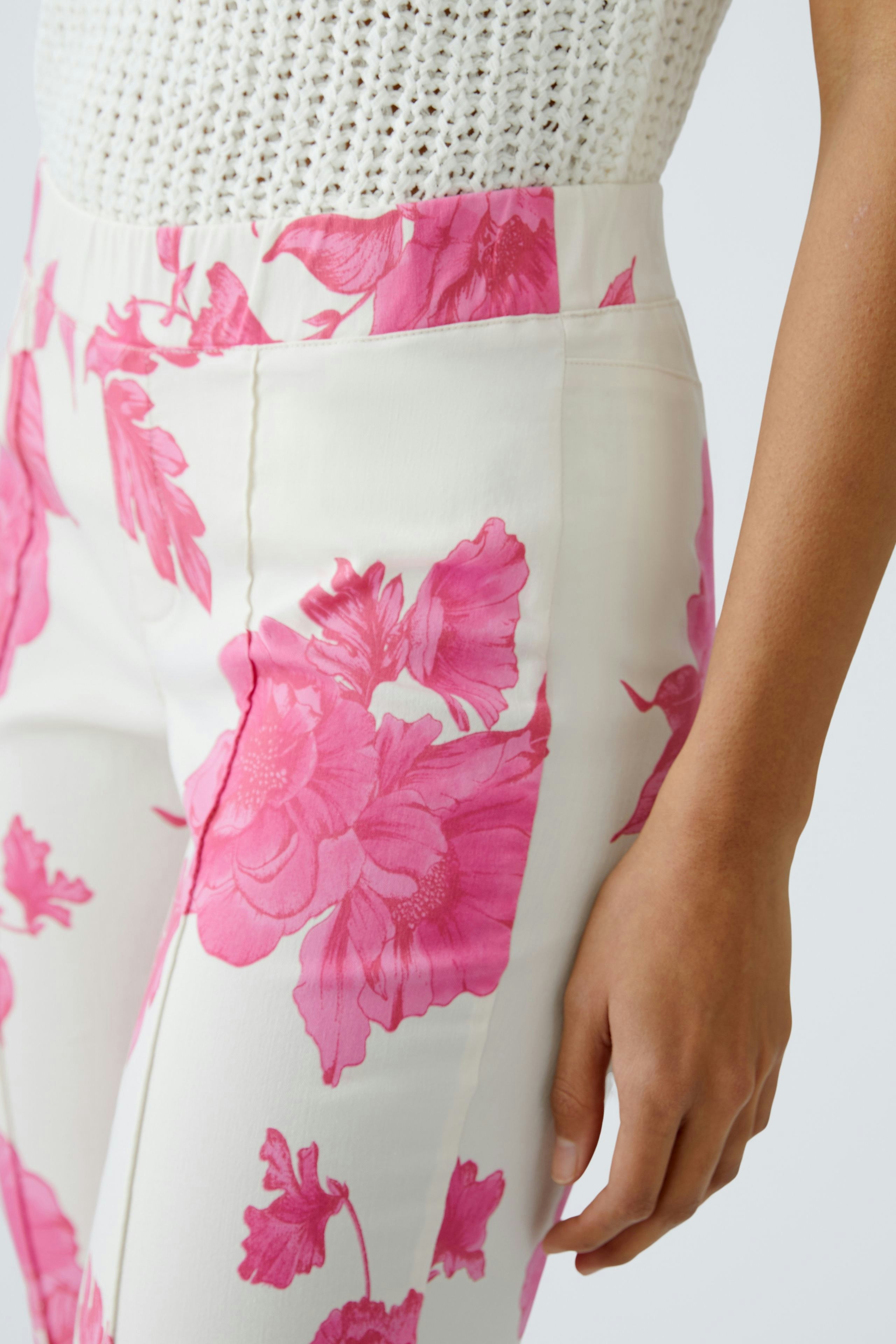 Elegante Damen-Hose mit floralem Muster in Pink, perfekt für einen frischen Look.