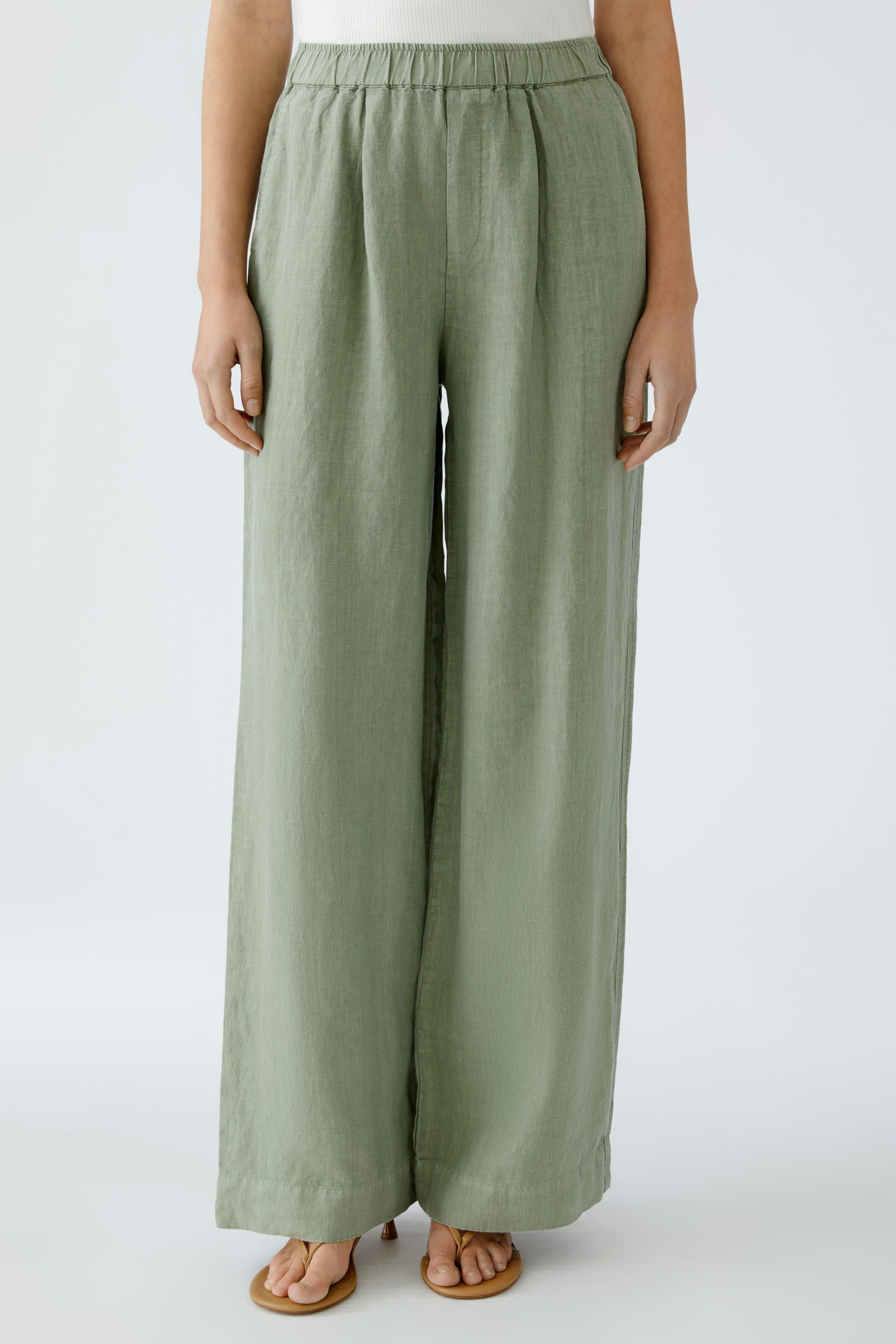 Luftige Damen-Hose in sanftem Grün, weit geschnitten, ideal für warme Tage.