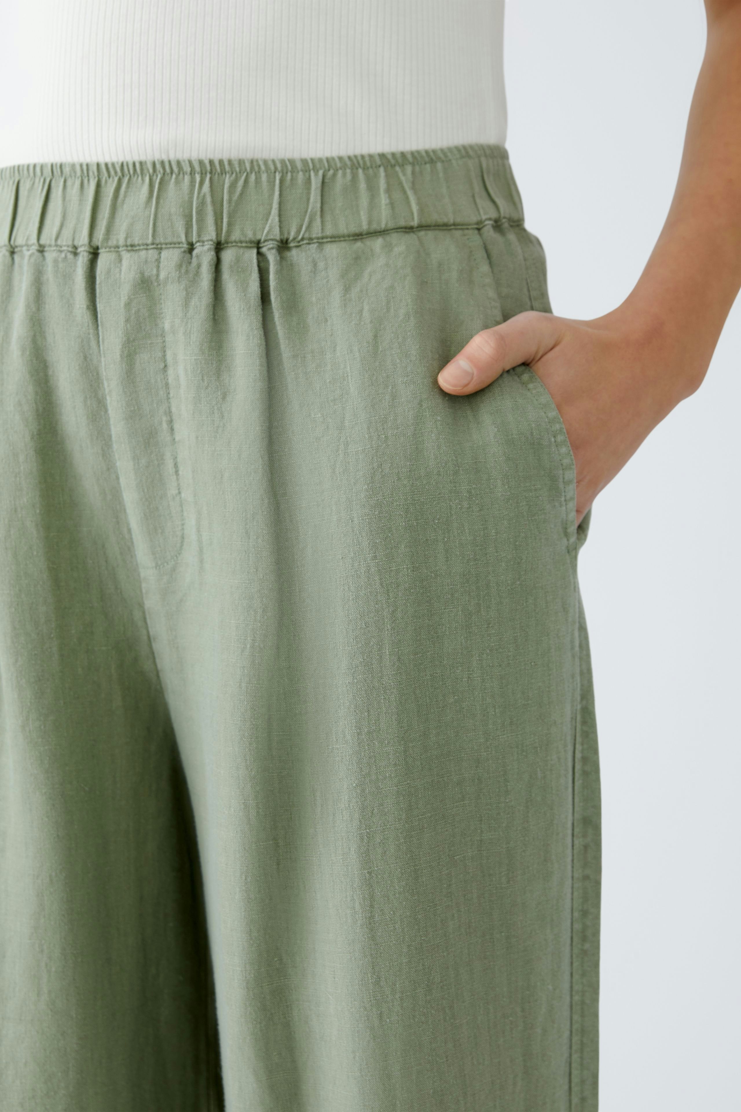 Bequeme Damen-Hose in sanftem Grün mit elastischem Bund und praktischen Taschen.