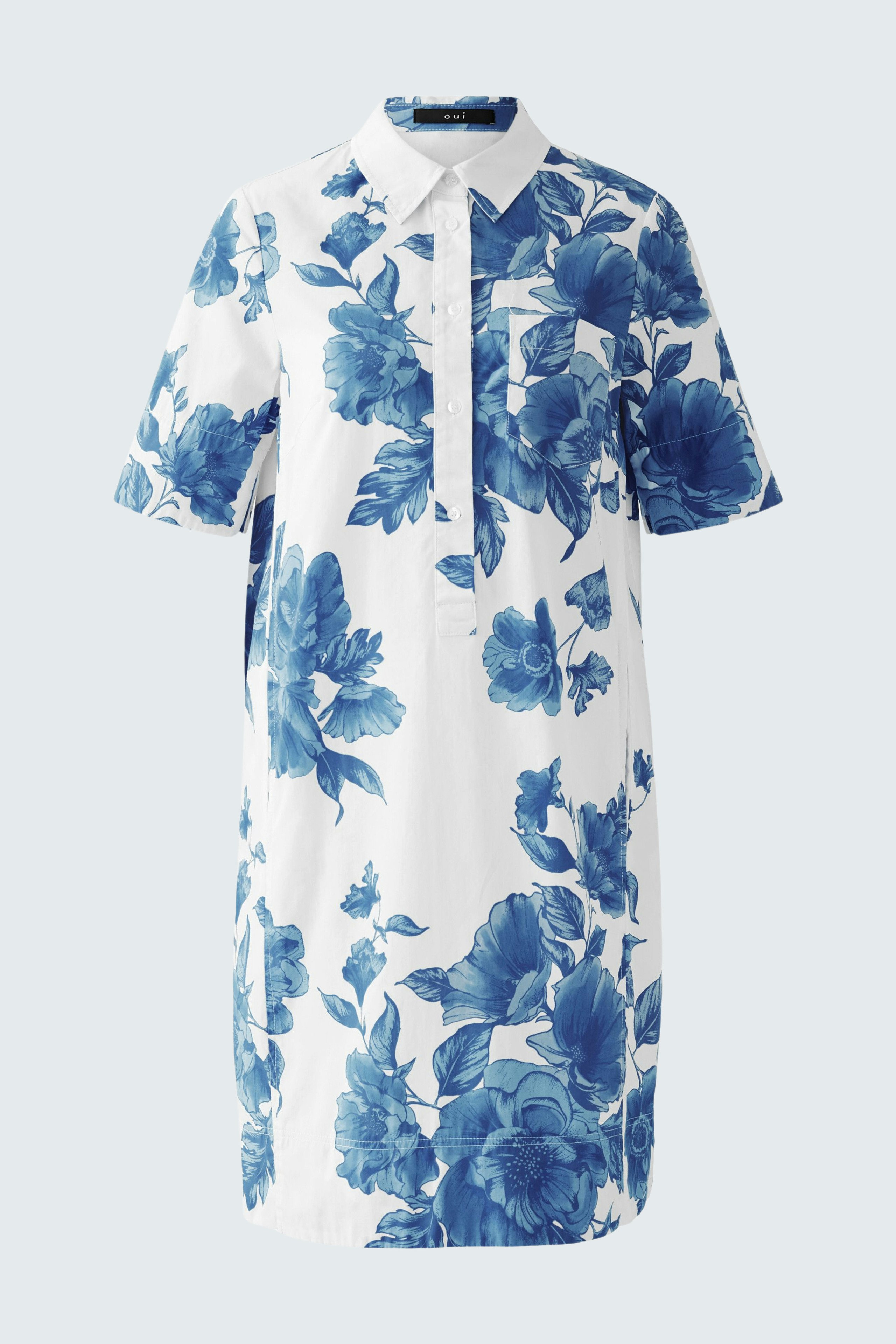 A-Linien-Kleid: Damen-Kleid mit blauen Blumen auf weißem Grund, lässiger Schnitt und kurzer Ärmel.