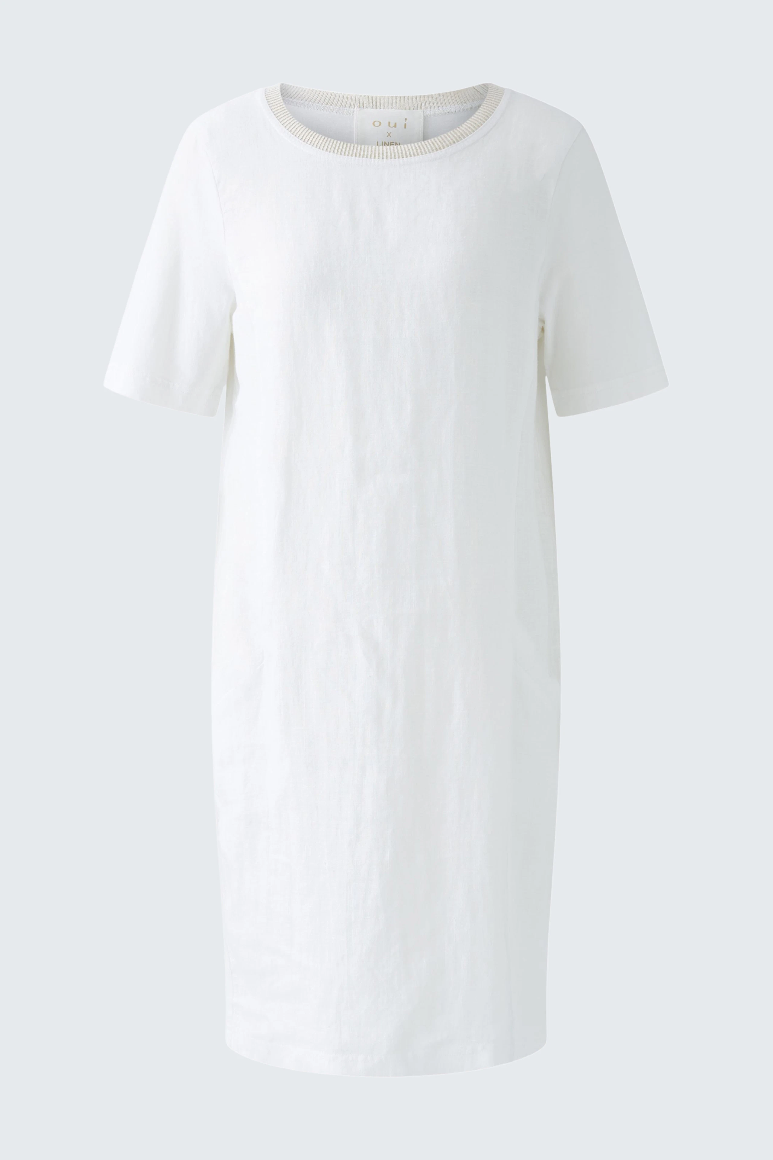 Hängerkleid in Weiß: Schlichtes, lässiges Design mit kurzen Ärmeln und Rundhalsausschnitt.