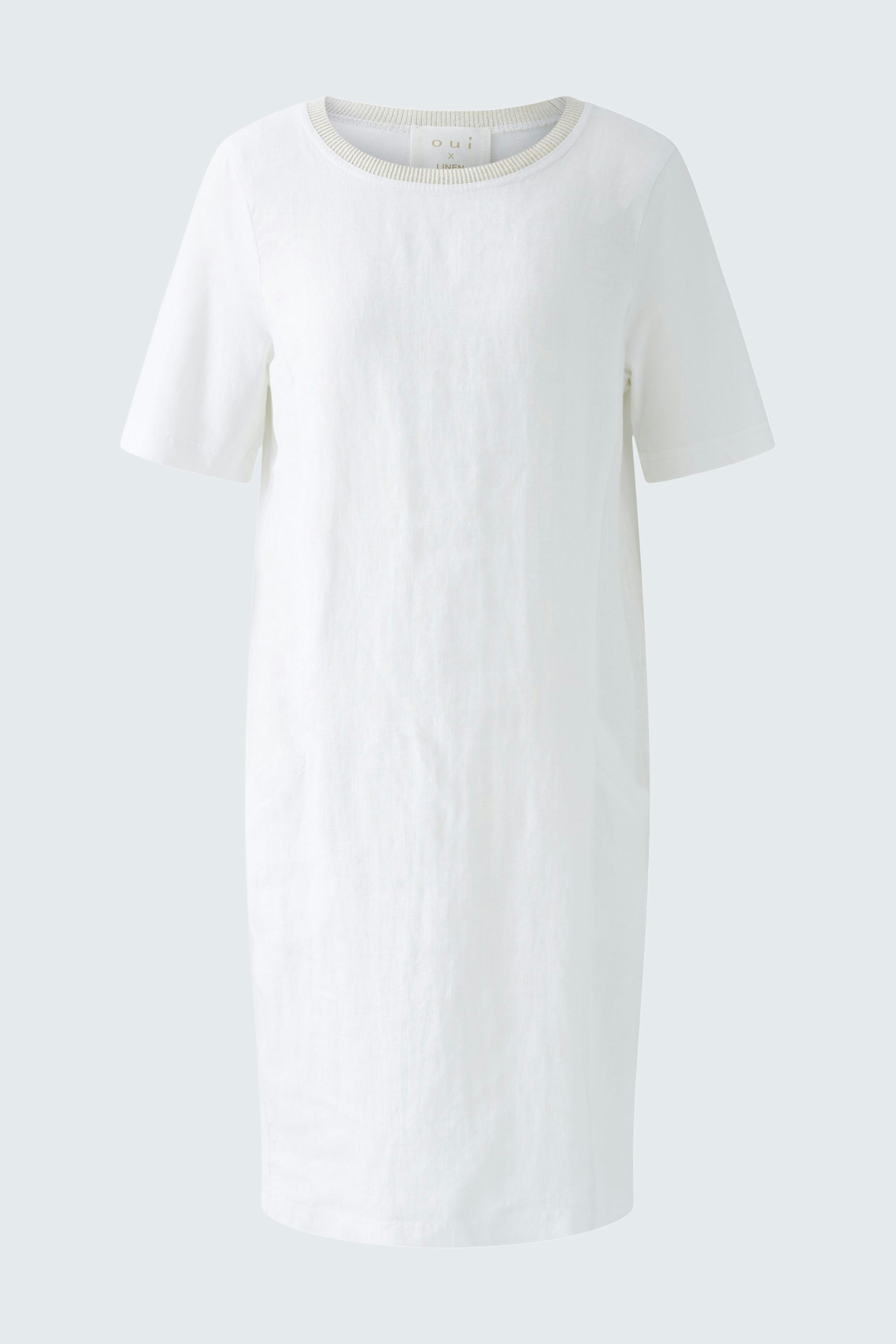 Casual women's dress: A simple white short-sleeve dress with a relaxed fit and pockets.