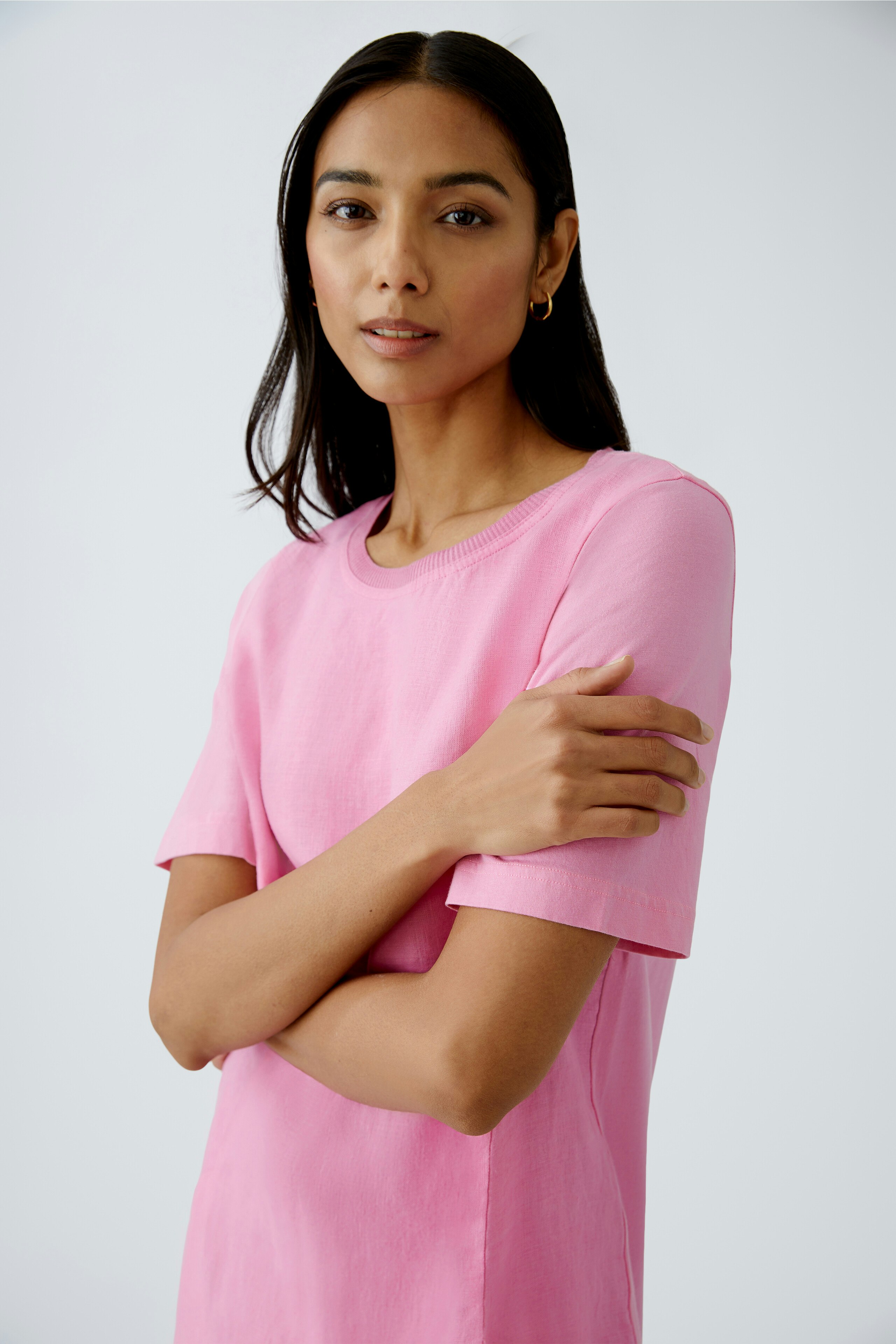Stylish dress: Confident woman in a pink dress, showcasing a modern and elegant design.