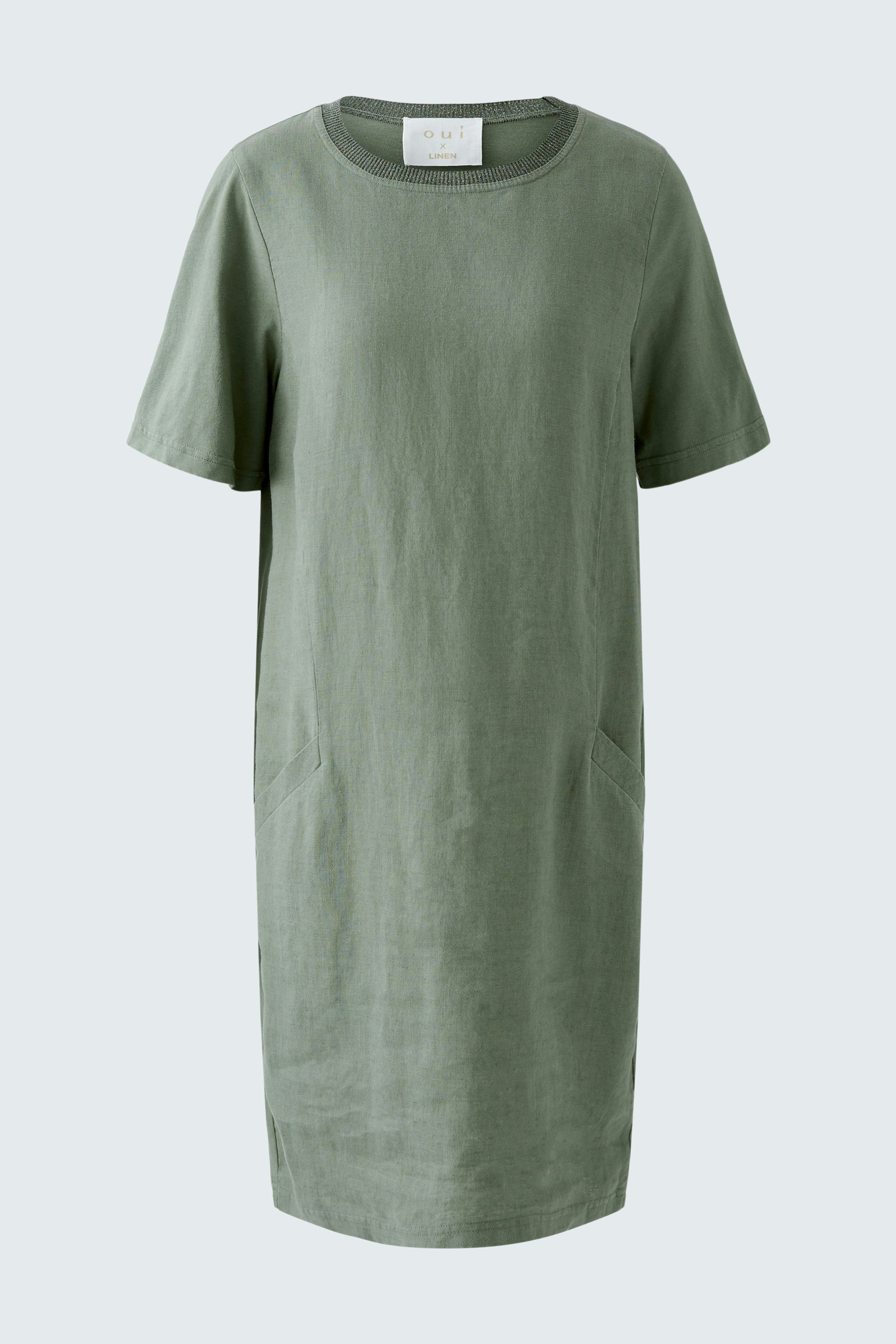 Casual women's dress: A simple green dress with short sleeves and pockets, perfect for everyday wear.