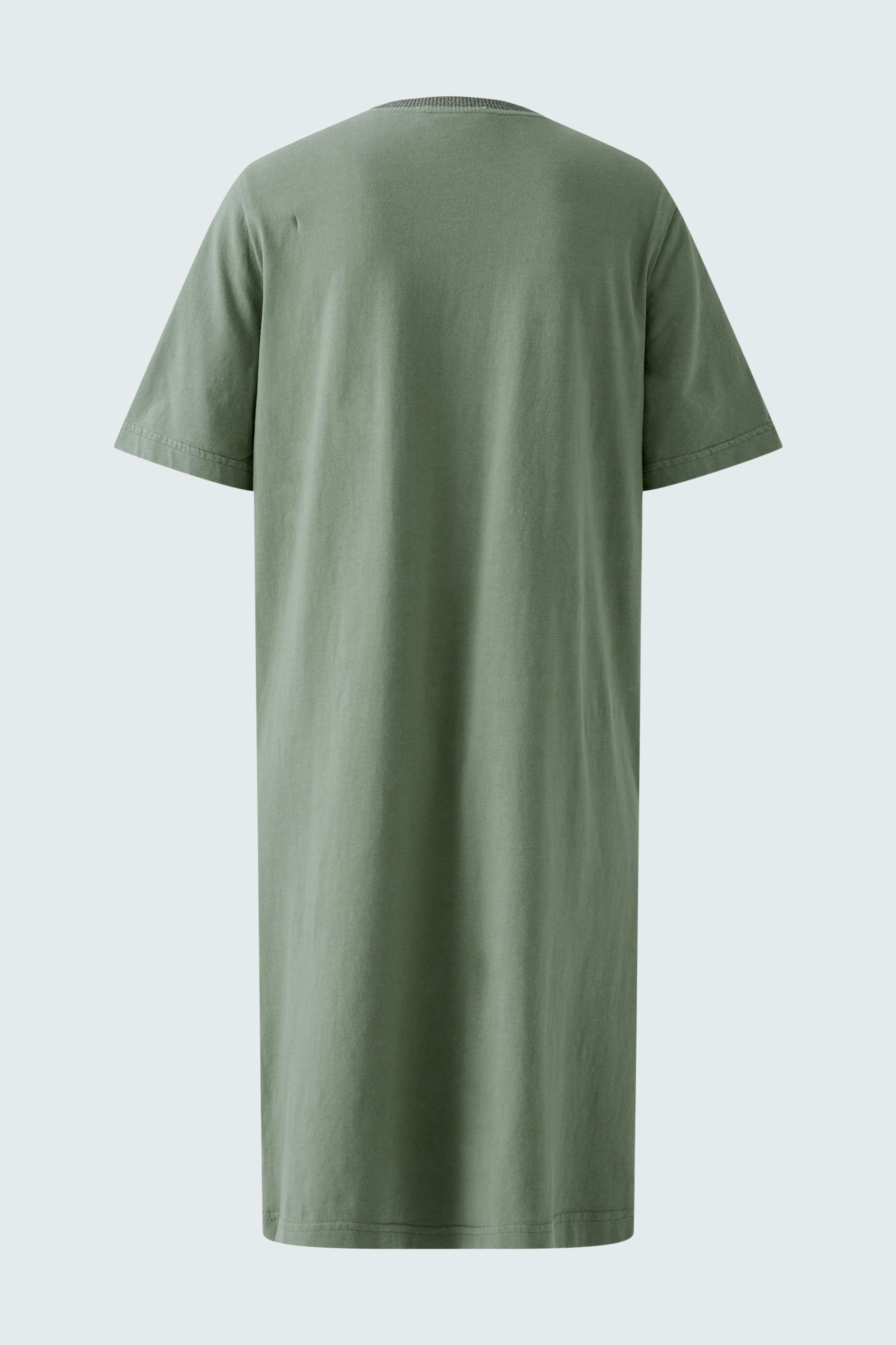 Casual women's dress: A simple green hanging dress with short sleeves, perfect for relaxed summer days.