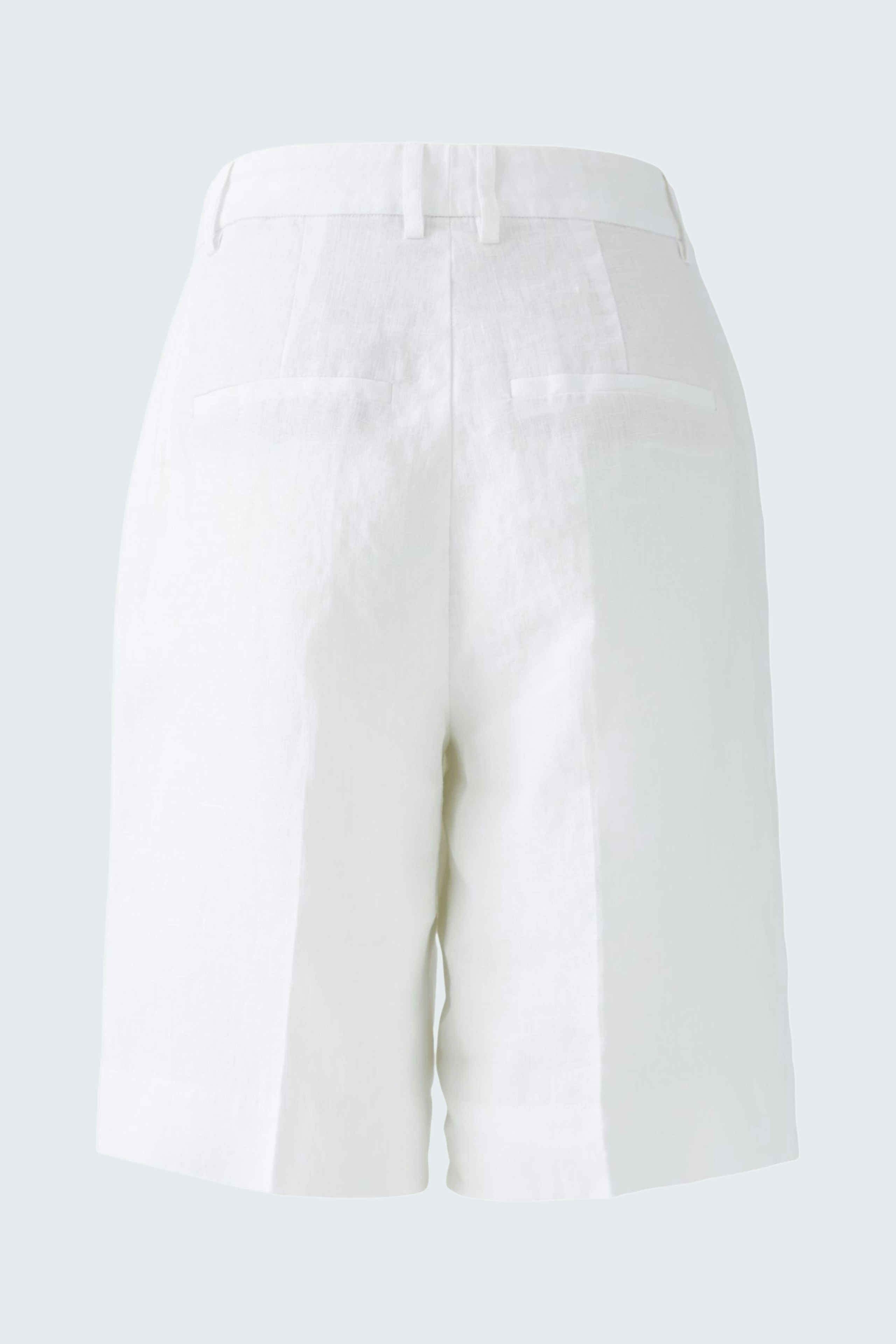 Weiße Damen-Bermuda: Lässige Shorts mit geradem Schnitt und zwei Taschen auf der Rückseite.