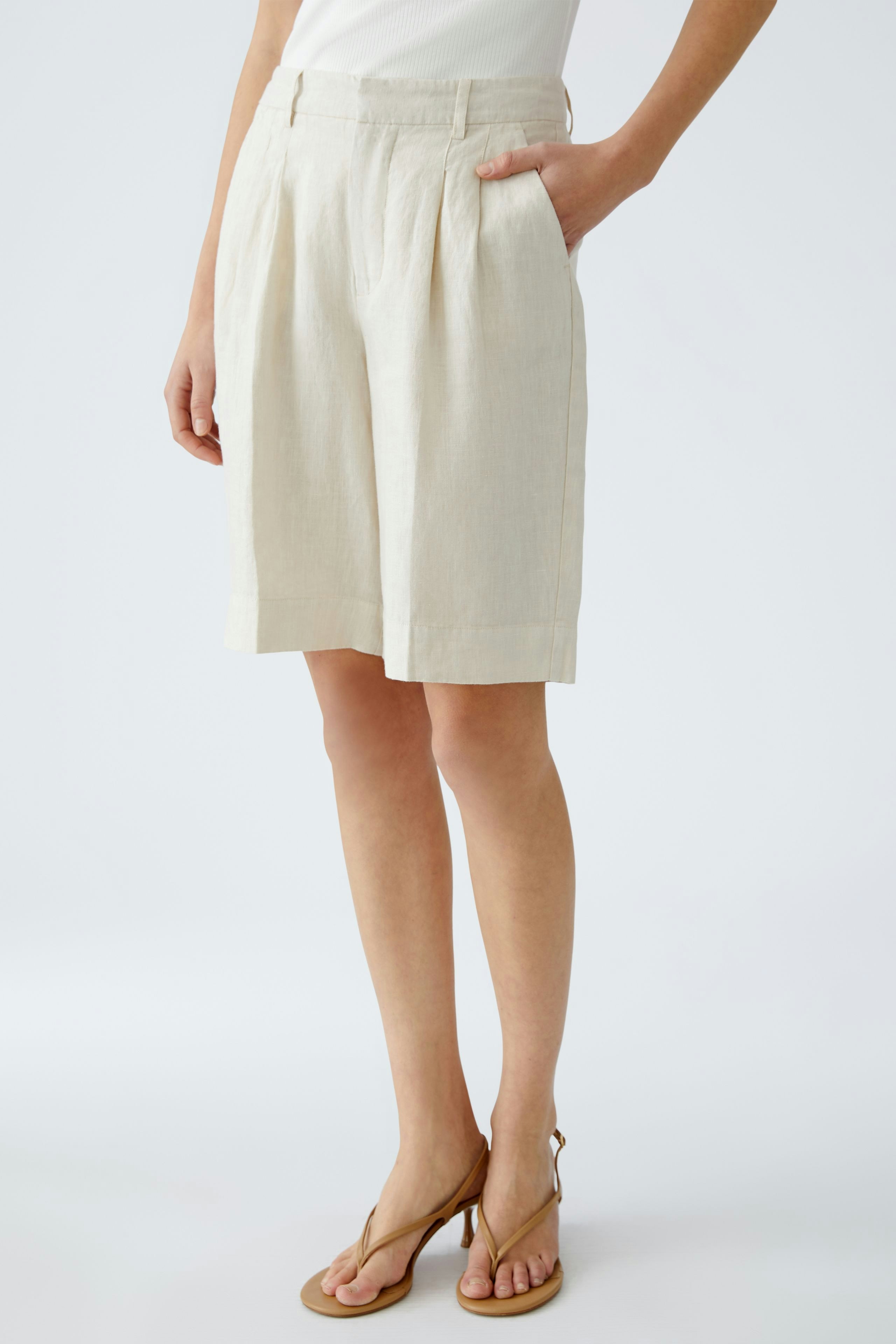 Bequeme Damen-Bermuda in hellem Beige mit seitlichen Taschen, ideal für warme Tage.