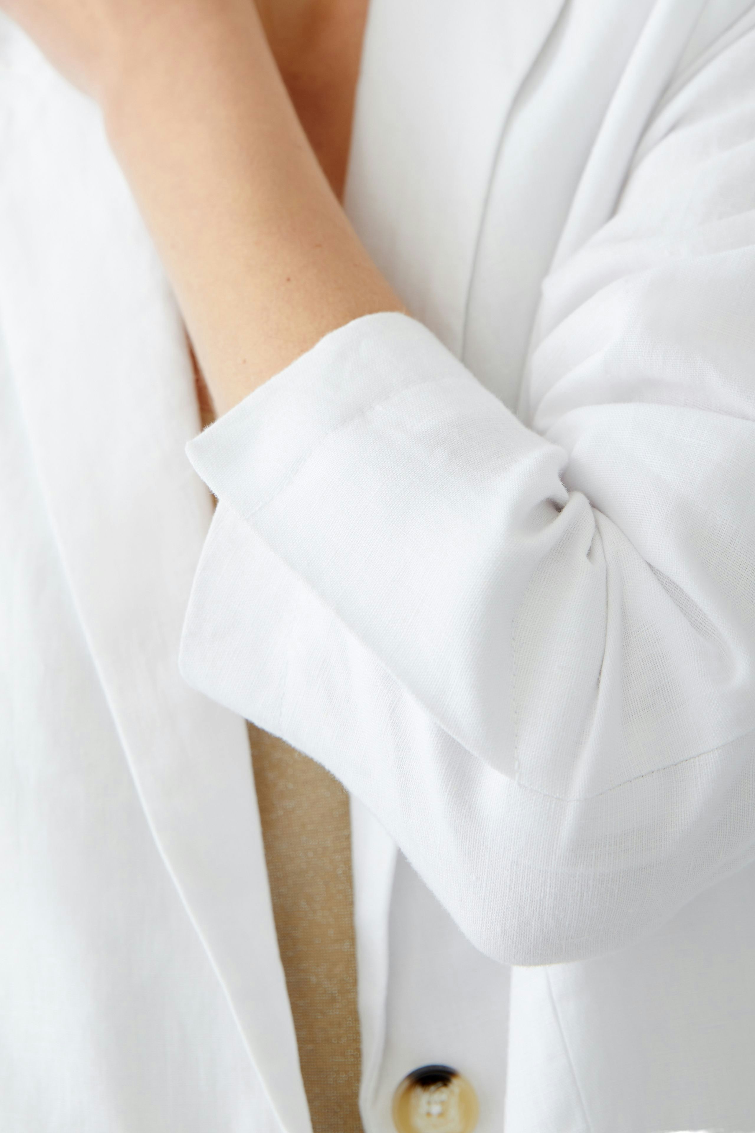 Eleganter Damen-Blazer: Weiße Jacke mit lässigem Schnitt, ideal für stilvolle Anlässe.