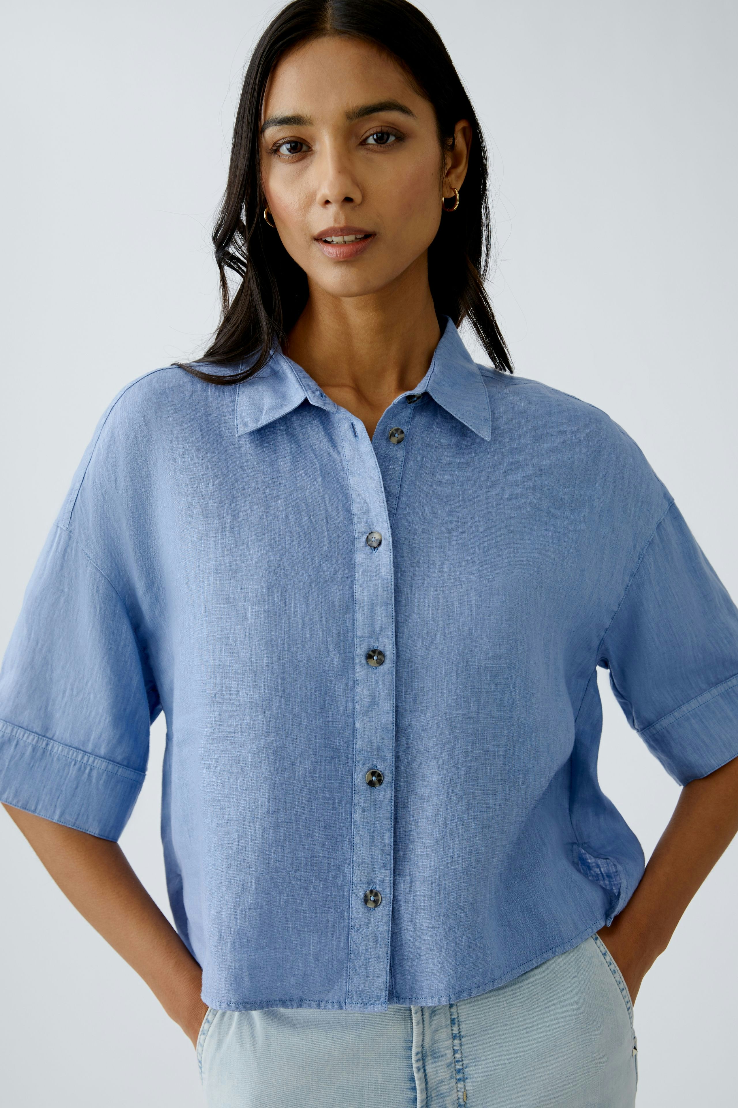 Leichte Damen-Bluse in Hellblau mit kurzen Ärmeln und Knopfleiste, ideal für den Sommer.