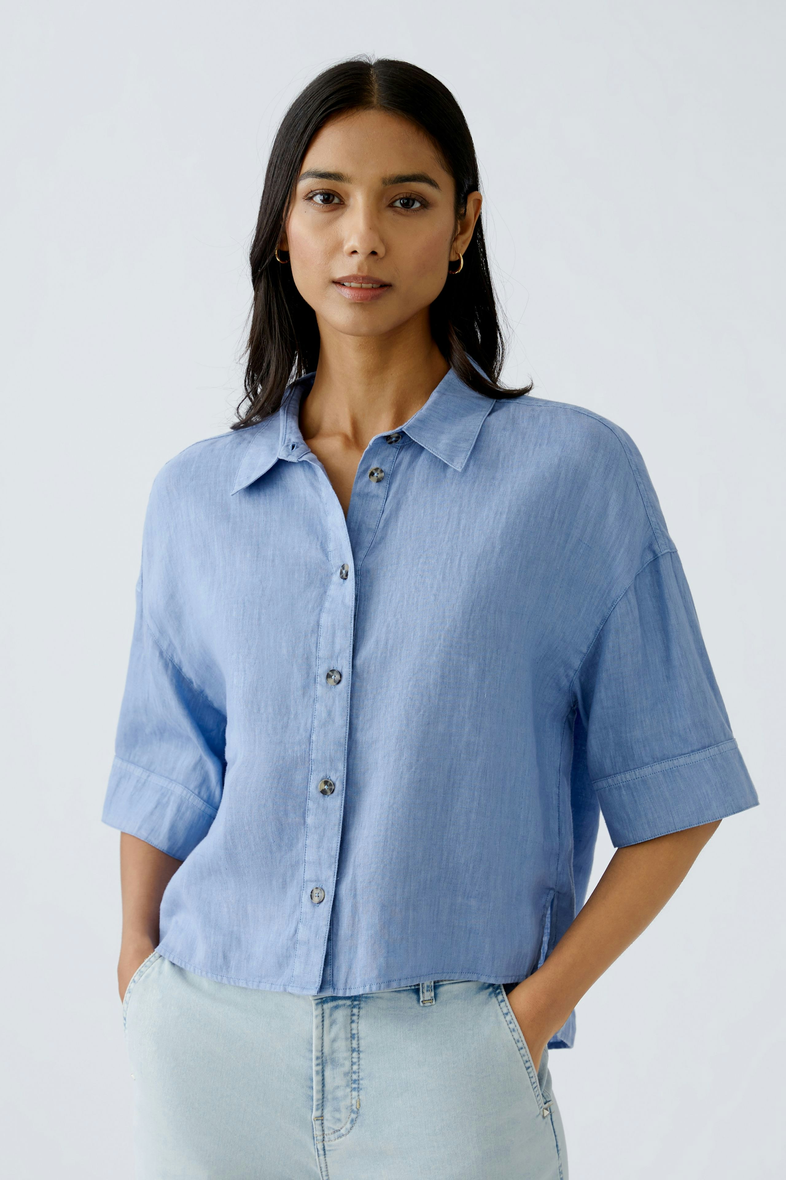 Leichte Damen-Bluse in Hellblau mit kurzen Ärmeln und Knopfleiste, ideal für den Sommer.