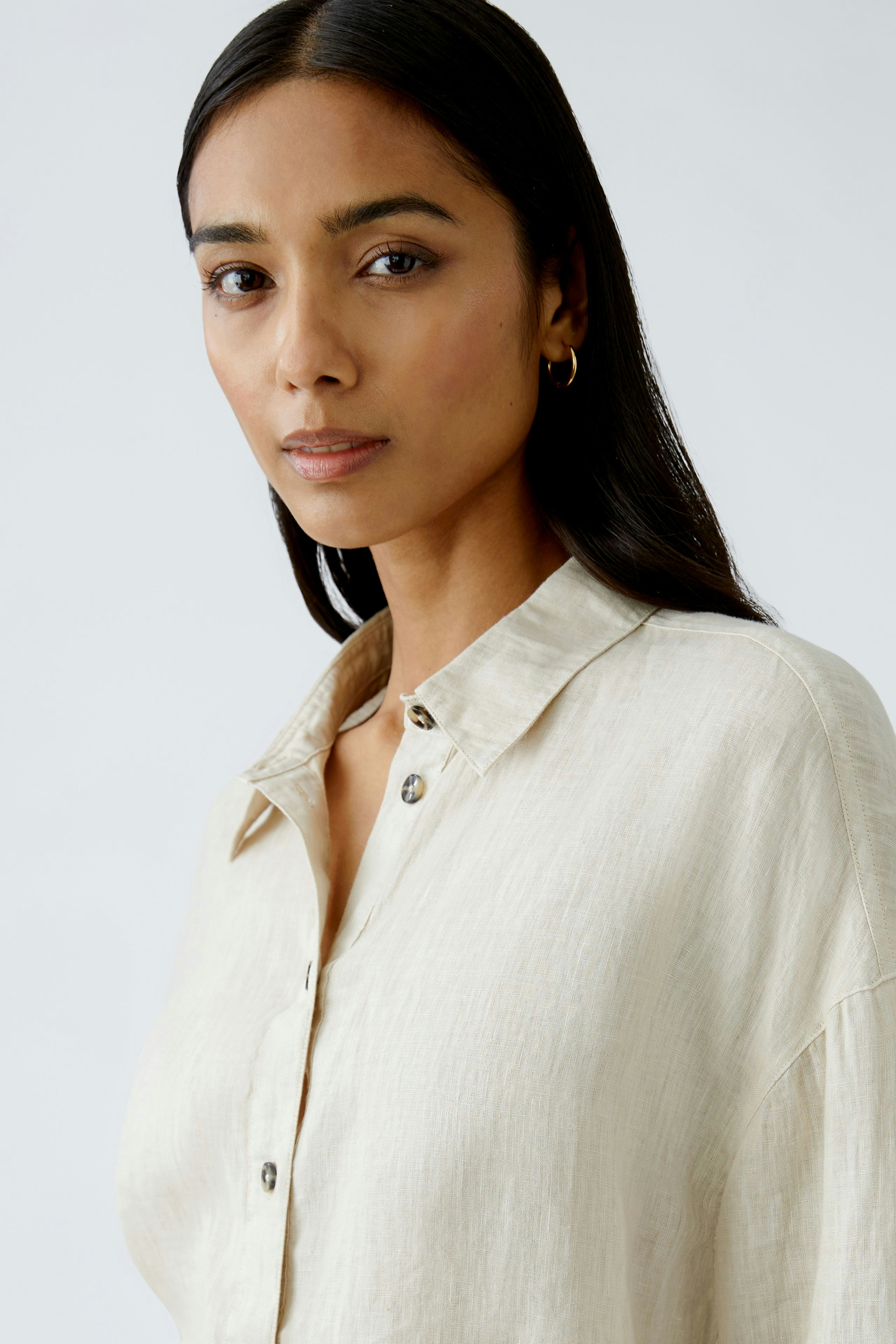 Elegant women's blouse in light fabric with a relaxed fit and button details.