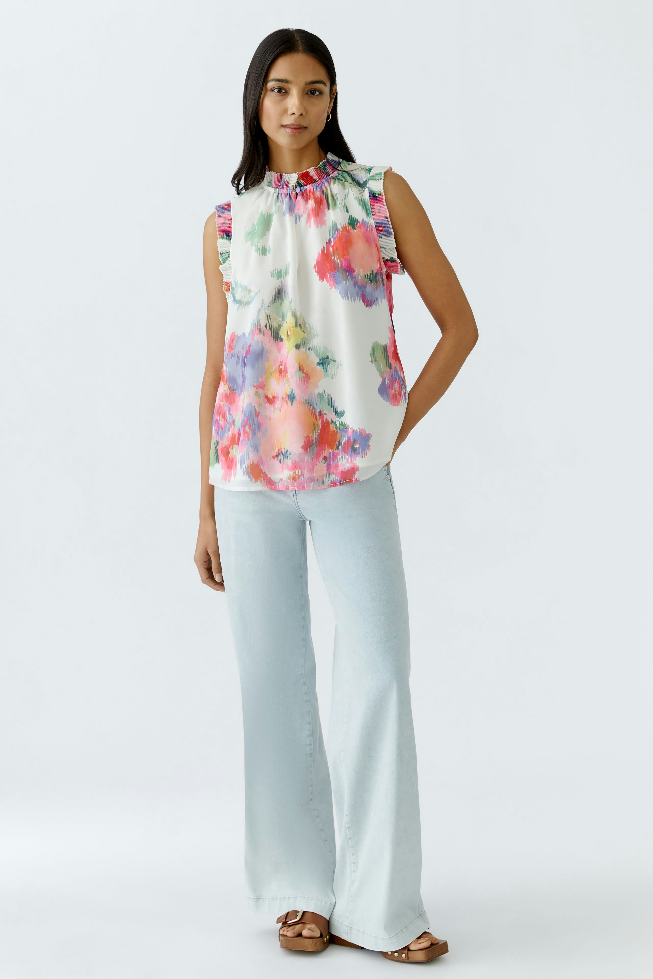 Leichte Damen-Bluse mit buntem Blumenmuster, ärmellos und lässig geschnitten.