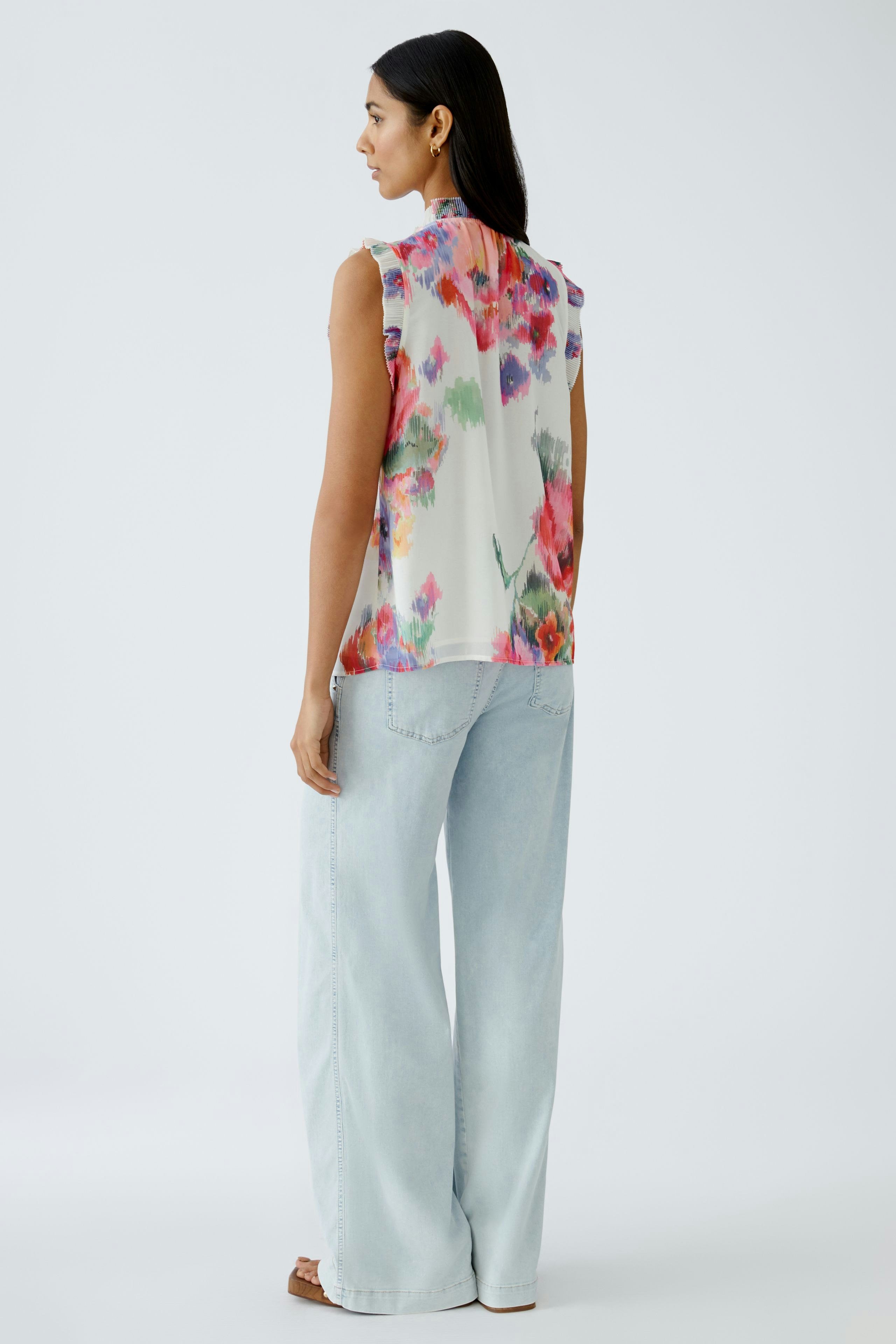 Leichte Damen-Bluse mit buntem Blumenmuster, ideal für einen frischen, sommerlichen Look.