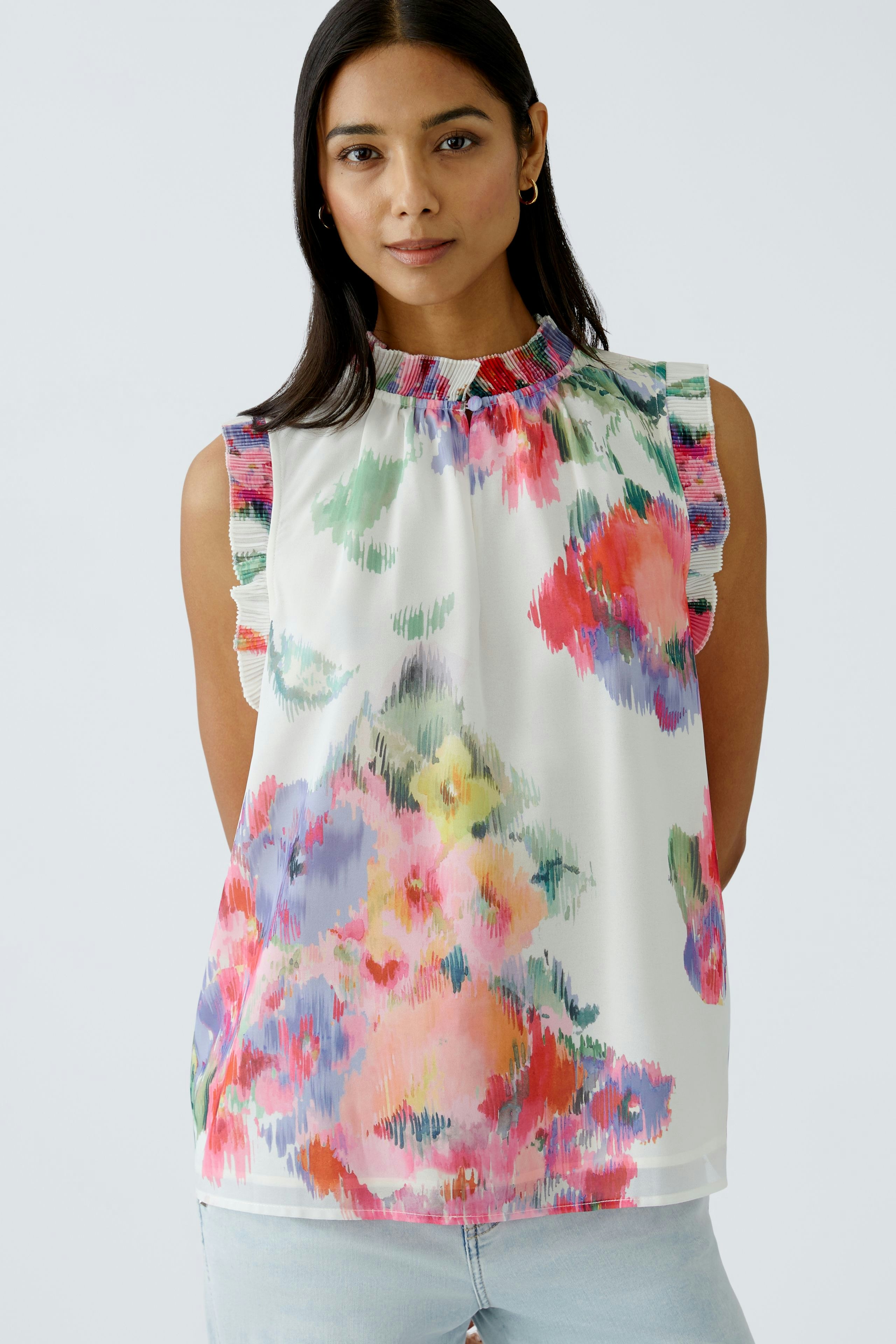Leichte Damen-Bluse mit buntem Blumenmuster, Rüschen und Stehkragen, ideal für den Sommer.