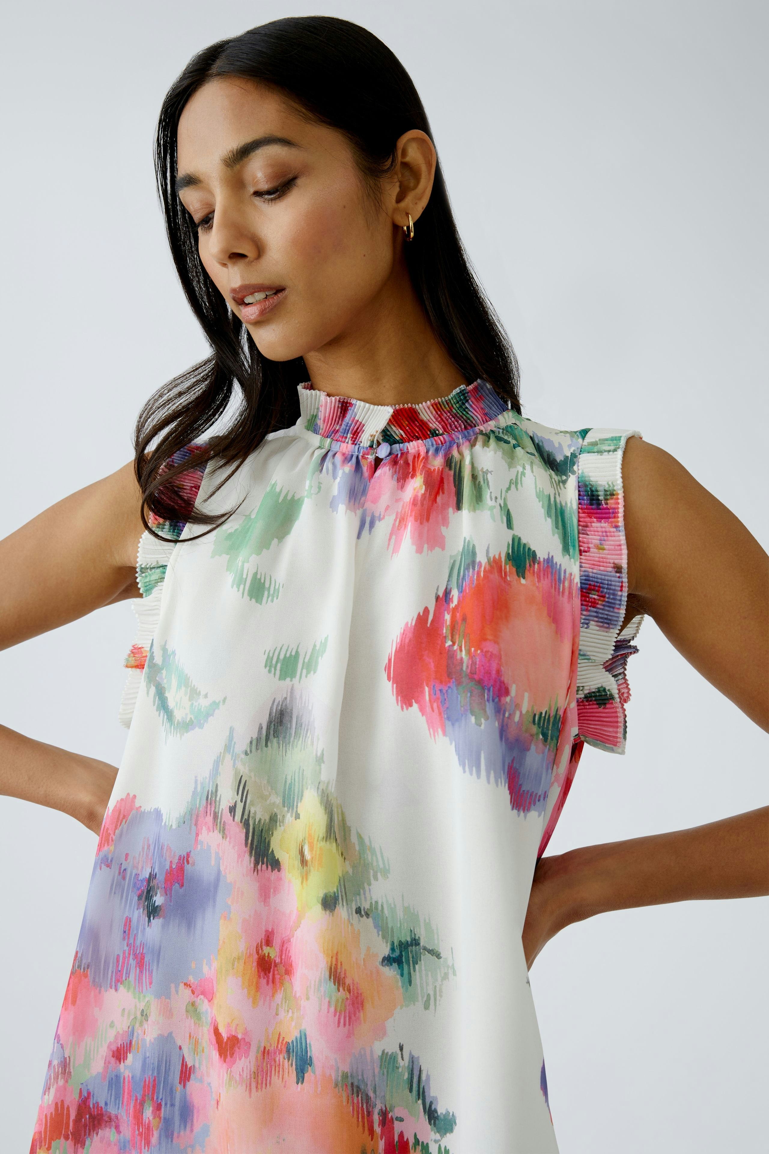 Leichte Damen-Bluse mit buntem Blumenmuster und Rüschen, ideal für frühlingshafte Anlässe.