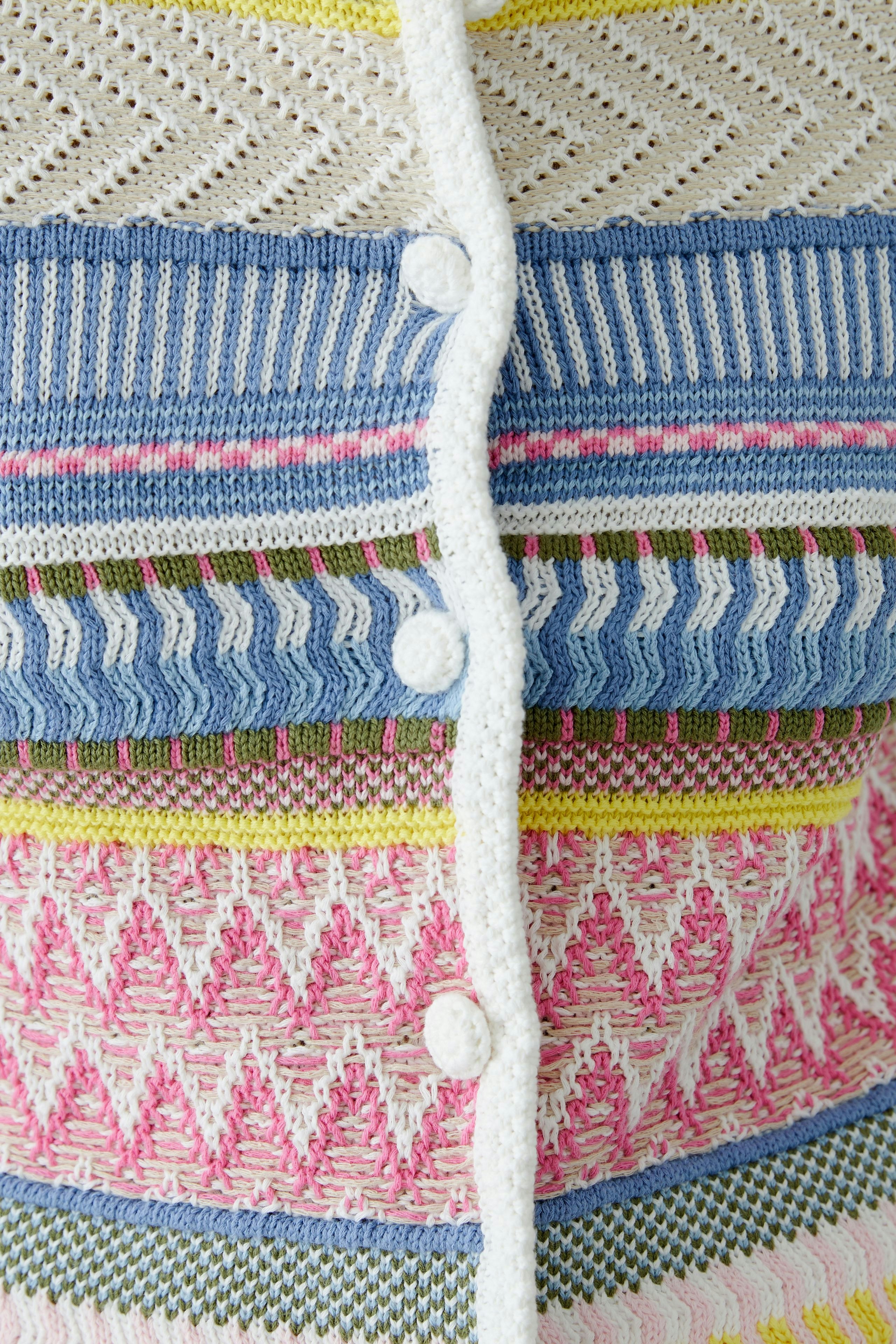 Bunte Damen-Strickjacke mit Knöpfen, ideal für lässige Outfits und frische Tage.