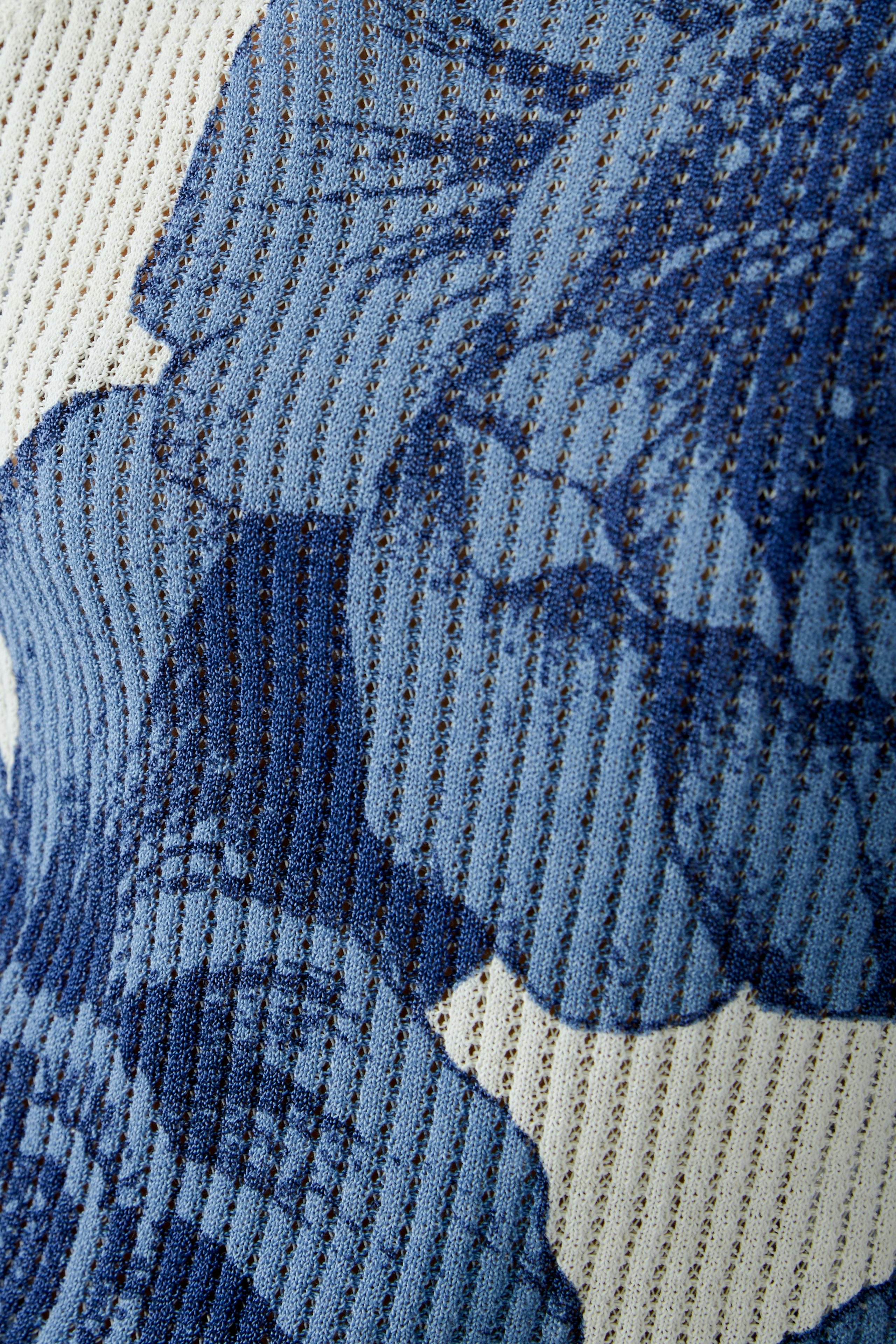 Eleganter Damen-Pullover mit floralem Muster in Blau und Creme, ideal für einen frischen Look.