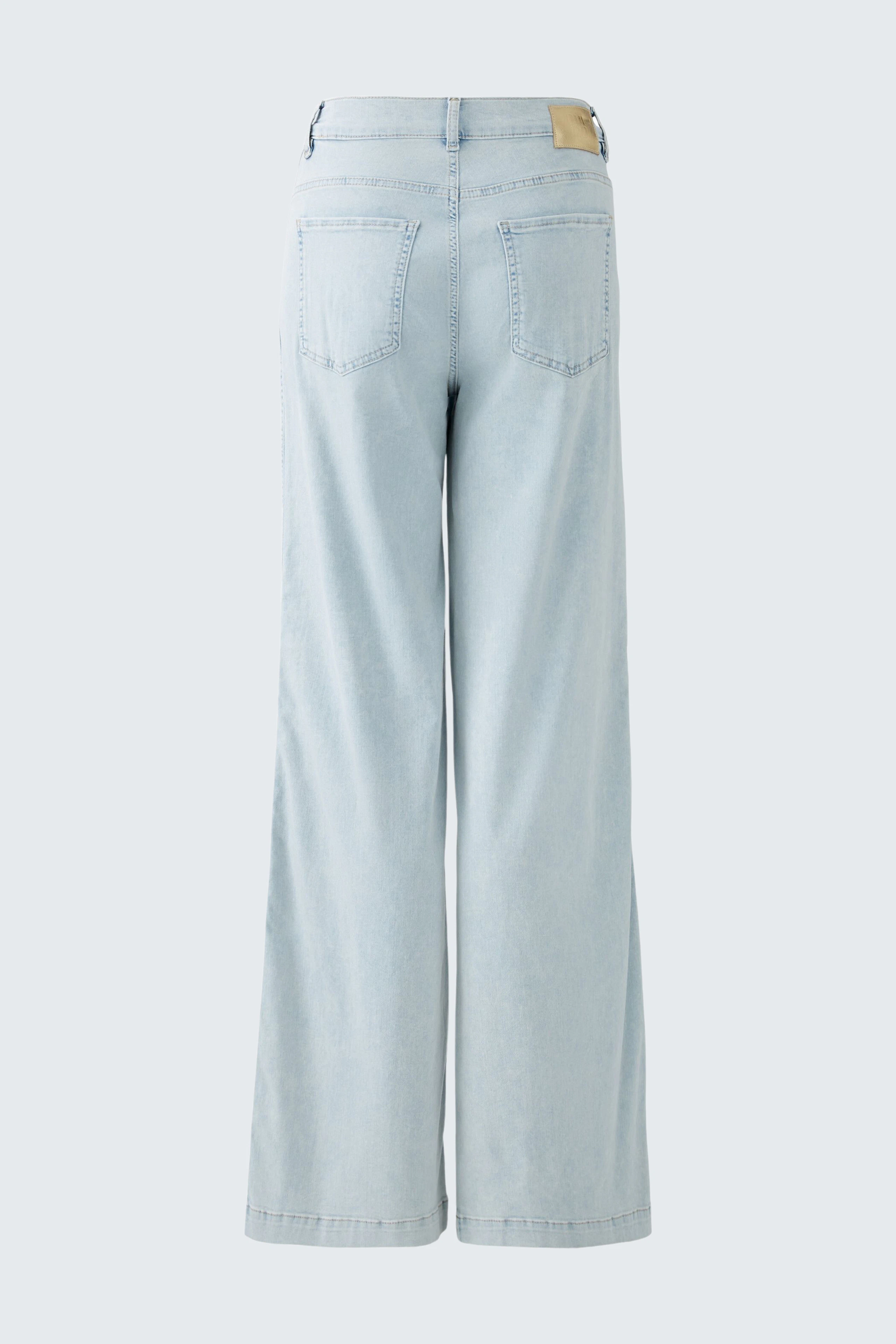 Light blue flared jeans: Stylish women's jeans with a relaxed fit and classic back pockets.