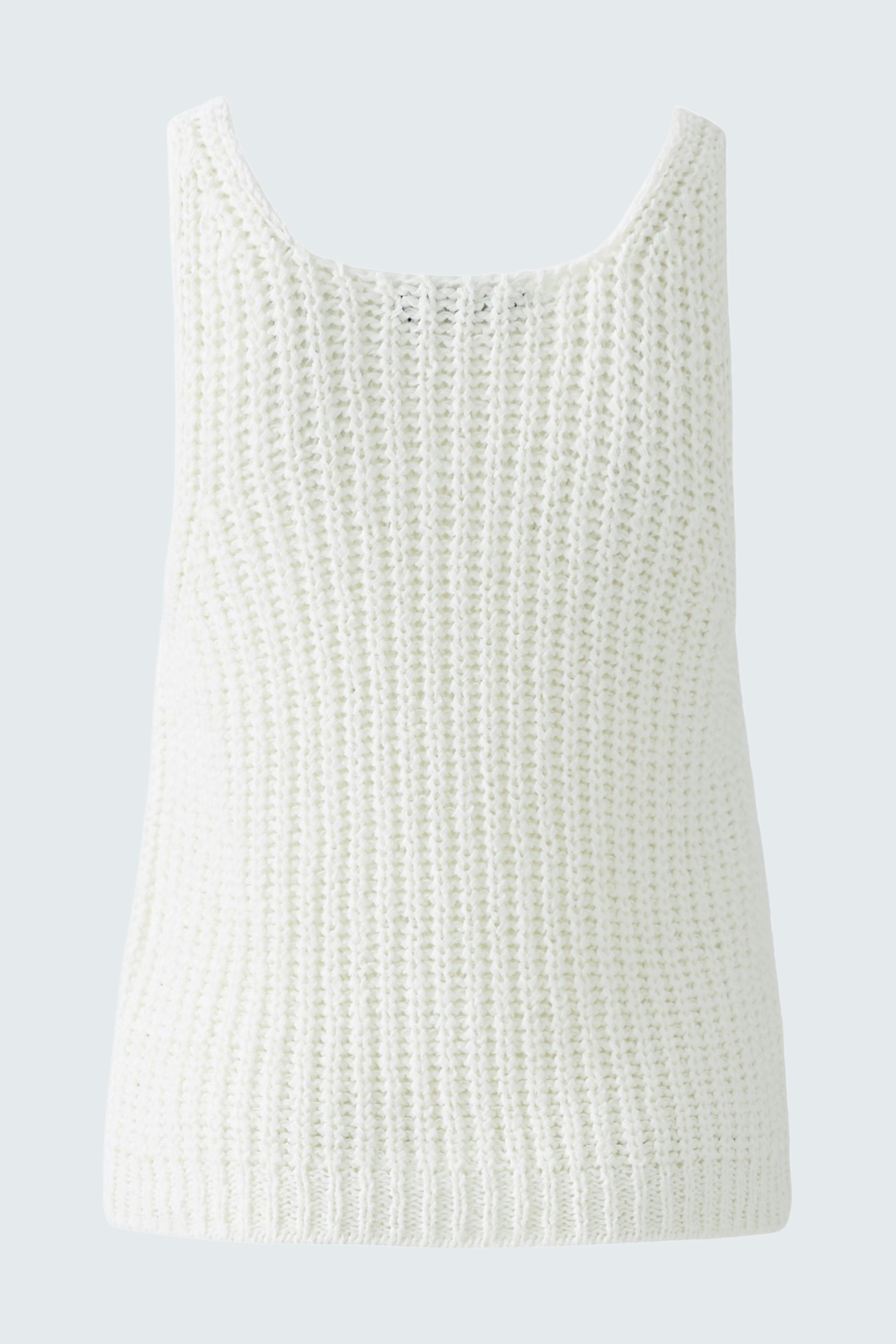 Helles Damen-Top: Stricktop in Weiß mit lässigem Schnitt, ideal für warme Tage.