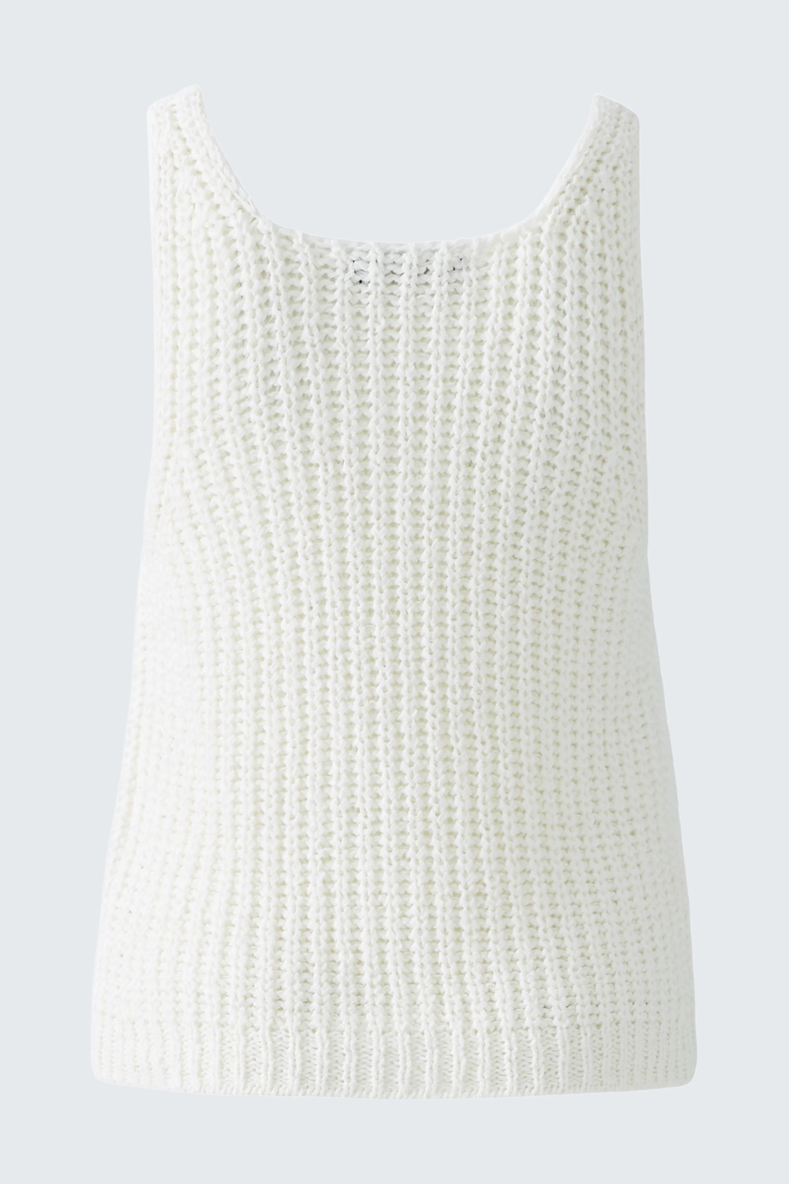 Helles Damen-Top: Stricktop in Weiß mit lässigem Schnitt, ideal für warme Tage.