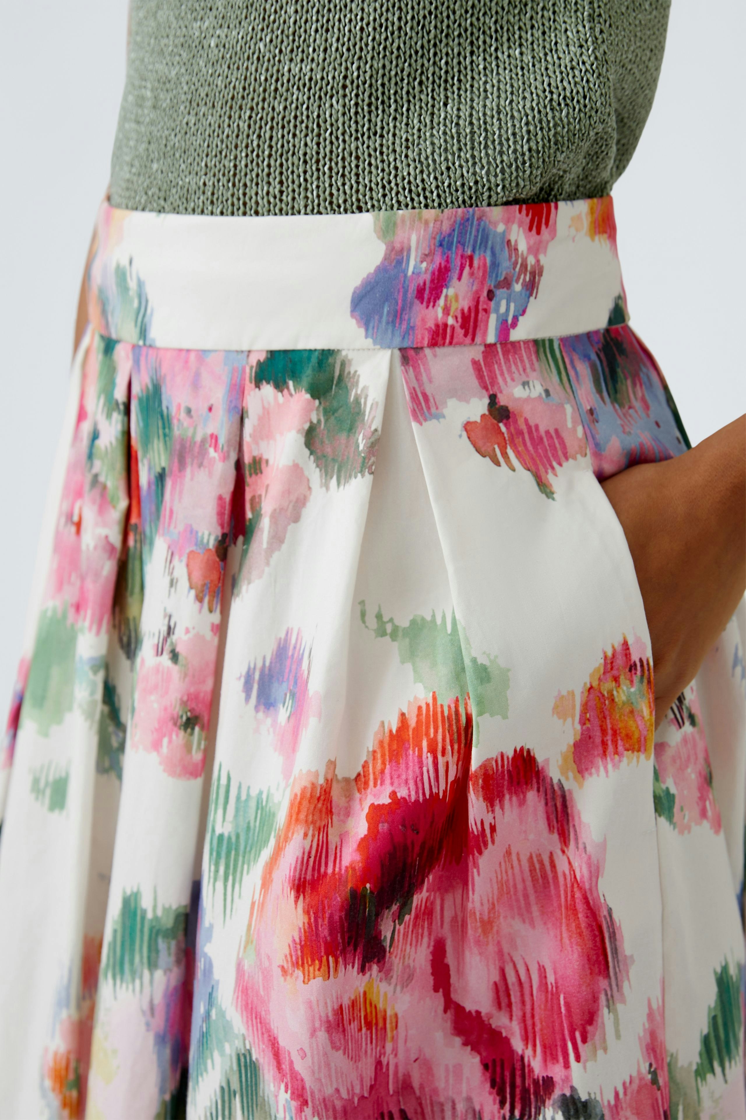 A-Linien-Rock: Bunte Blumenmuster, tailliert, mit praktischen Taschen, ideal für frühlingshafte Outfits.