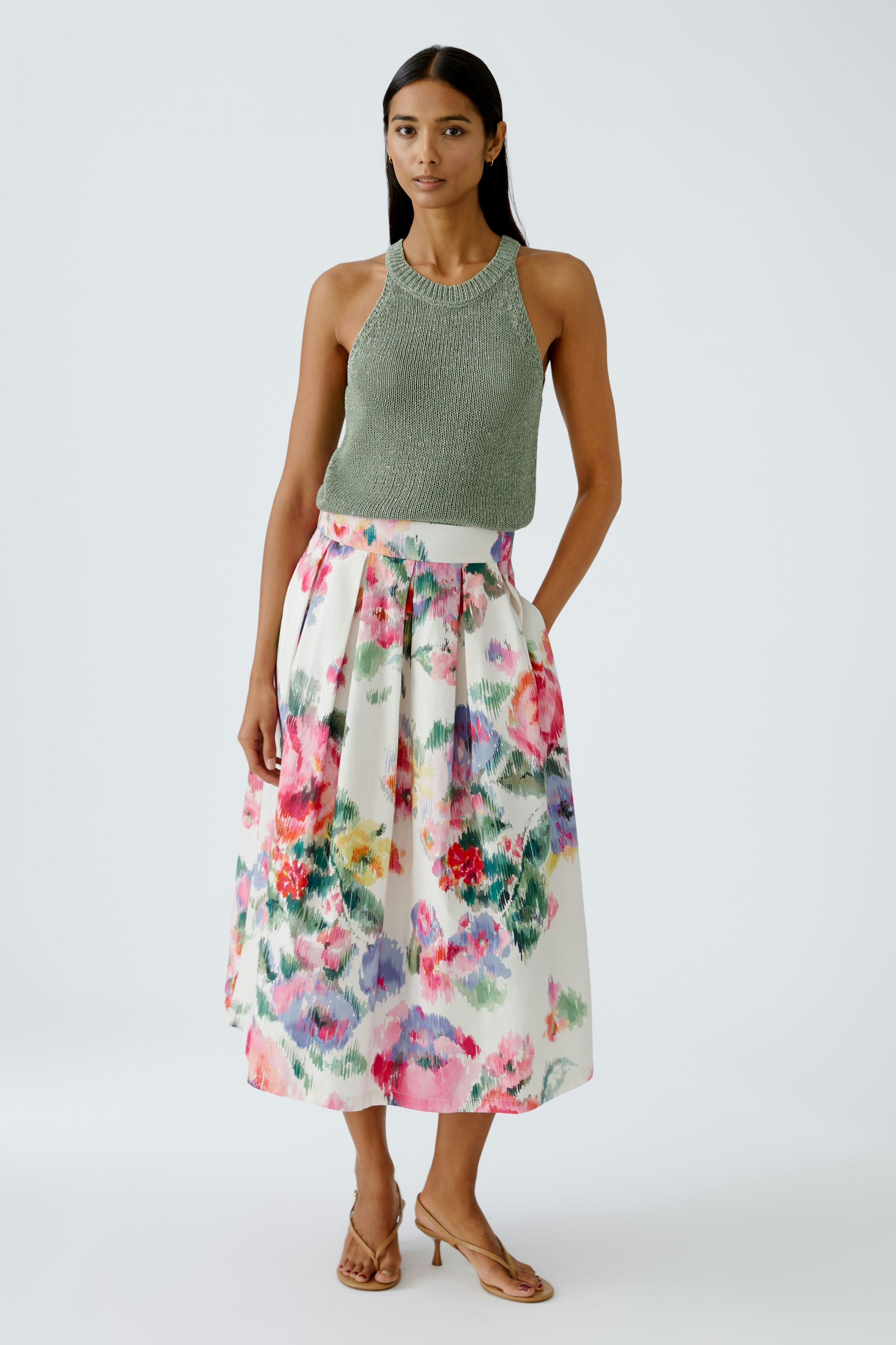 Eleganter A-Linien-Rock: Frau trägt einen blühenden Rock mit bunten Blumenmustern.