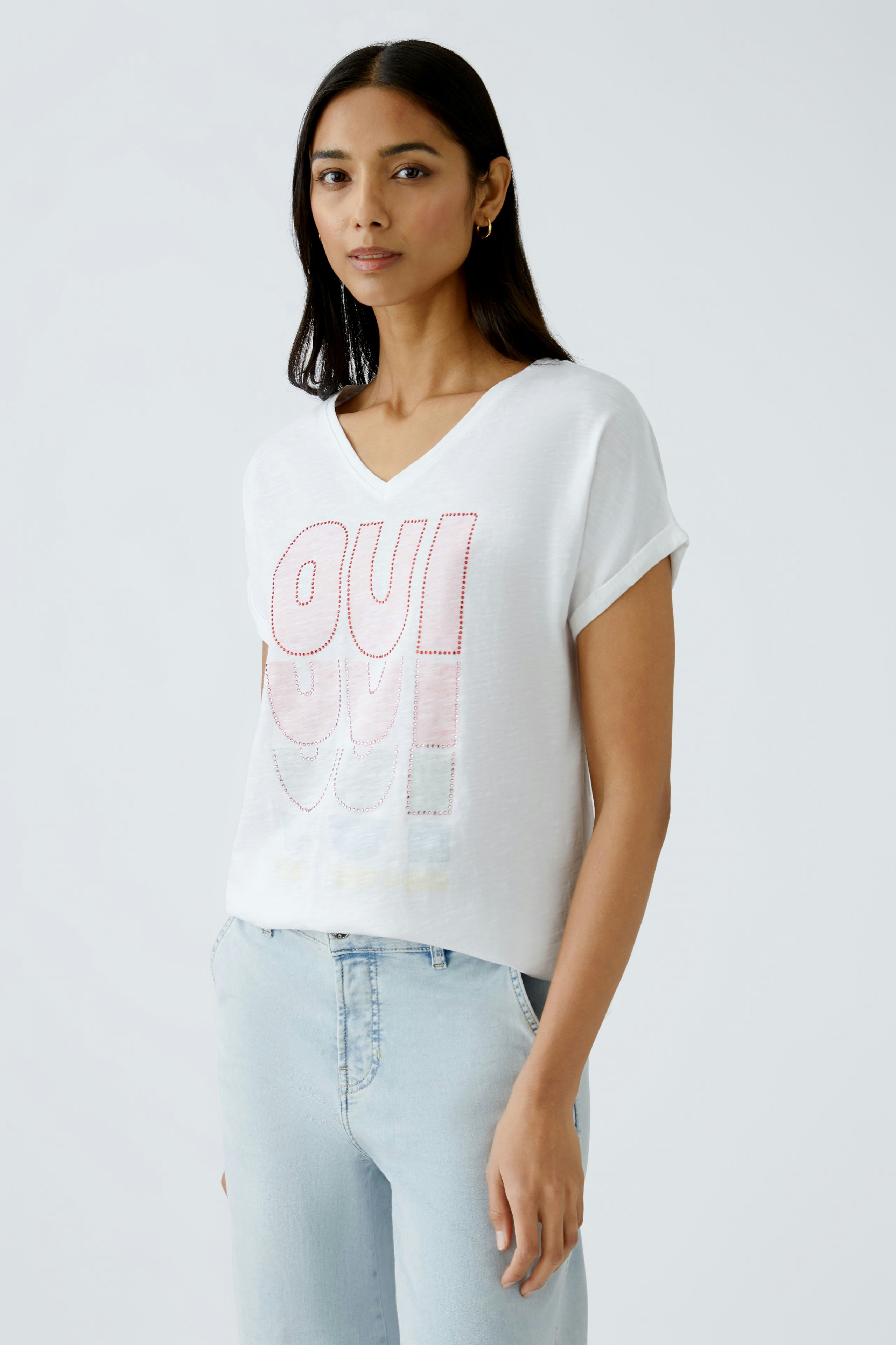 Weißes Damen-T-Shirt mit V-Ausschnitt und buntem 'OUI'-Print, lässig und modern.